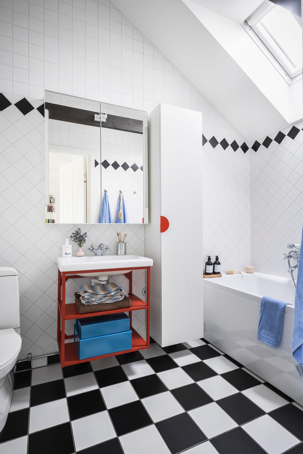 salle de bain sol damier noir et blanc décoration scandinave