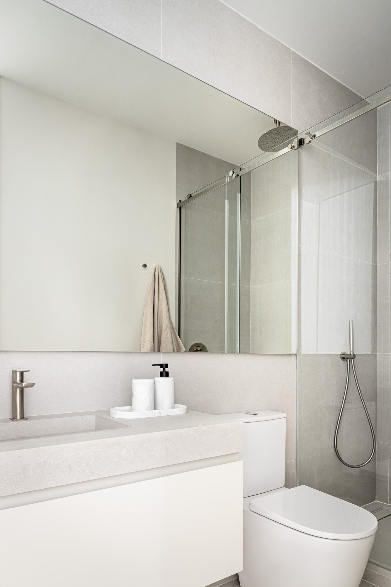 salle de bain design blanche appartement Madrid