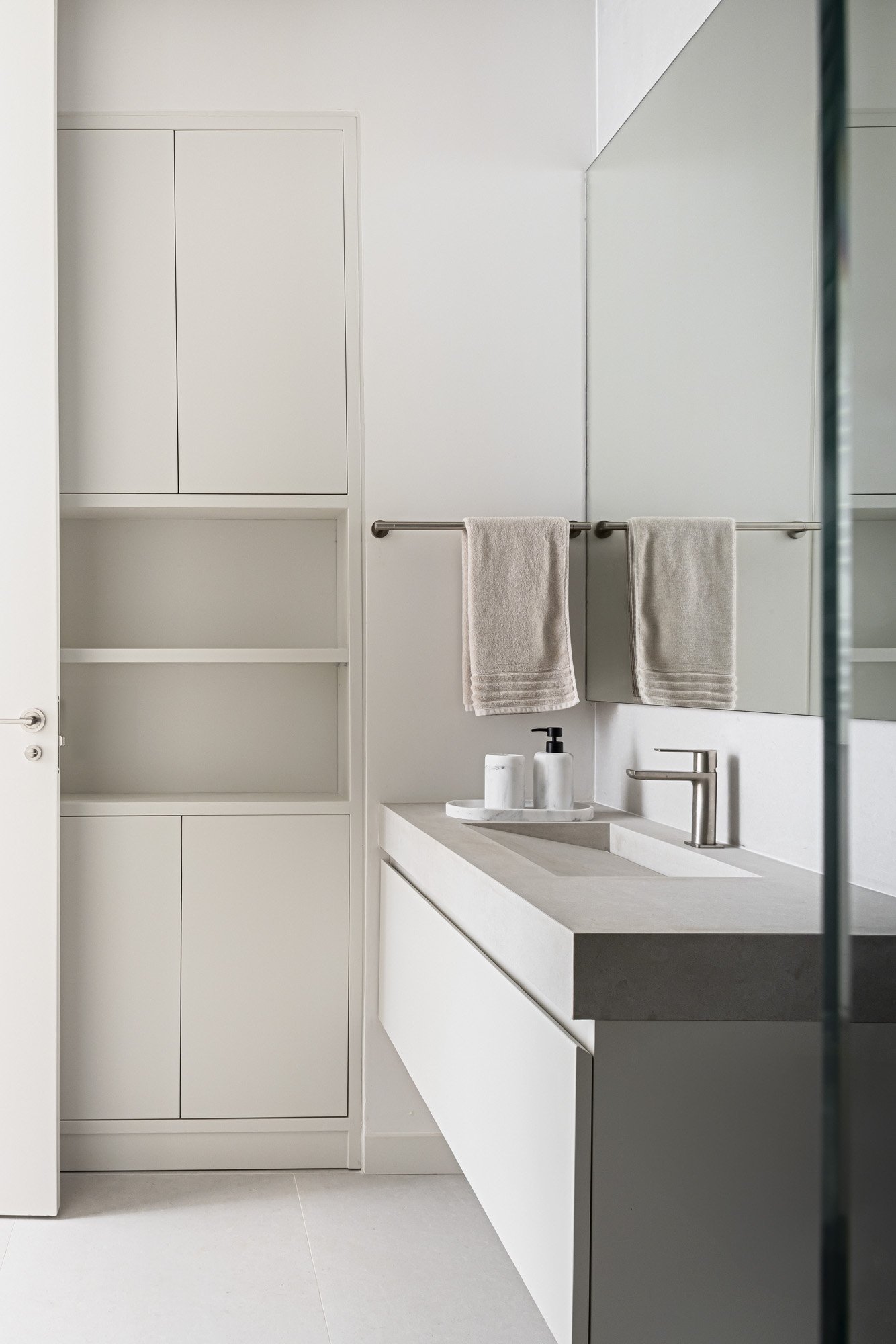 salle de bain design blanche appartement Madrid