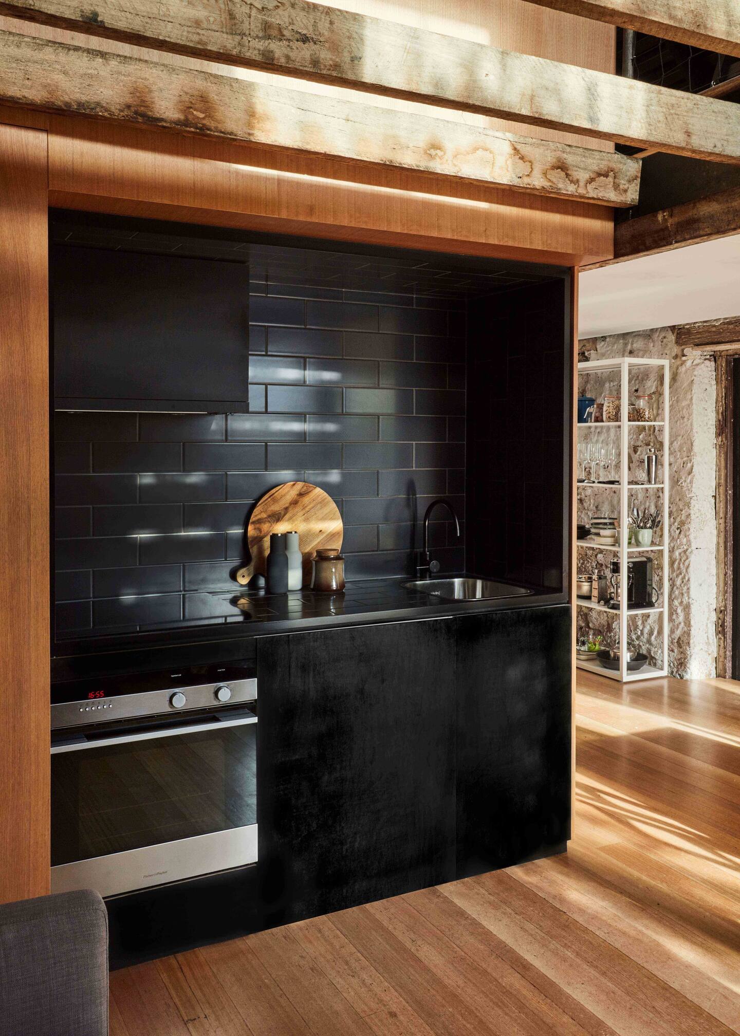 cuisine ouverte design noire avec poutres maison 79m2 cuisine ouverte design noire avec poutres maison 79m2