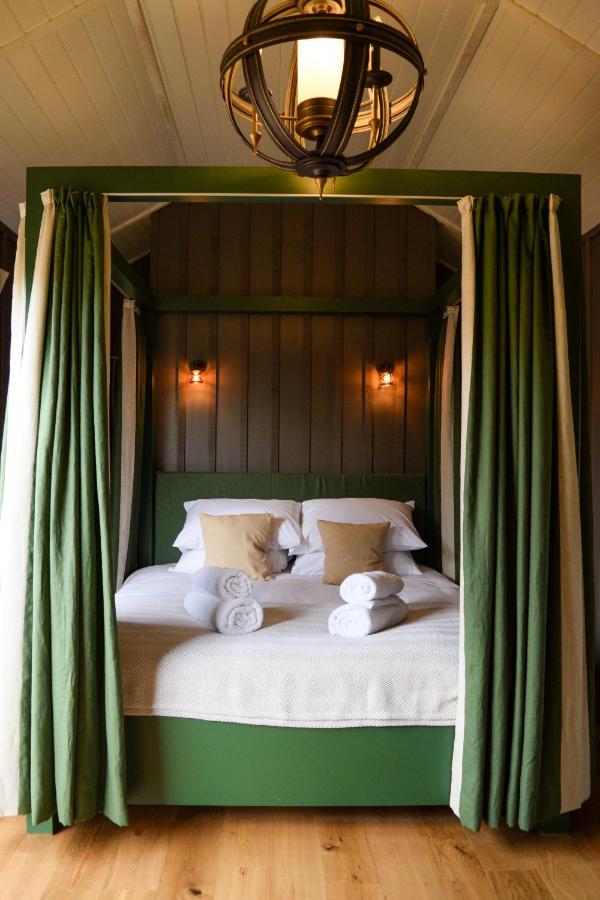 chambre lit à baldaquin vert chambre lit à baldaquin vert