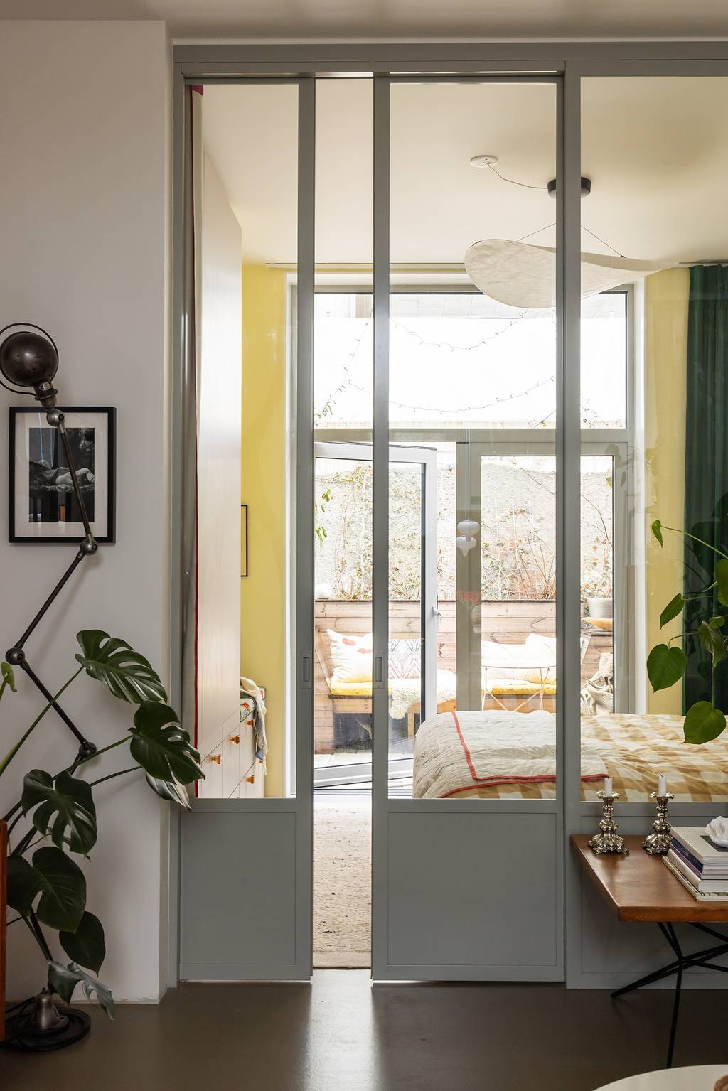 salon avec porte verrière grise salon avec porte verrière grise