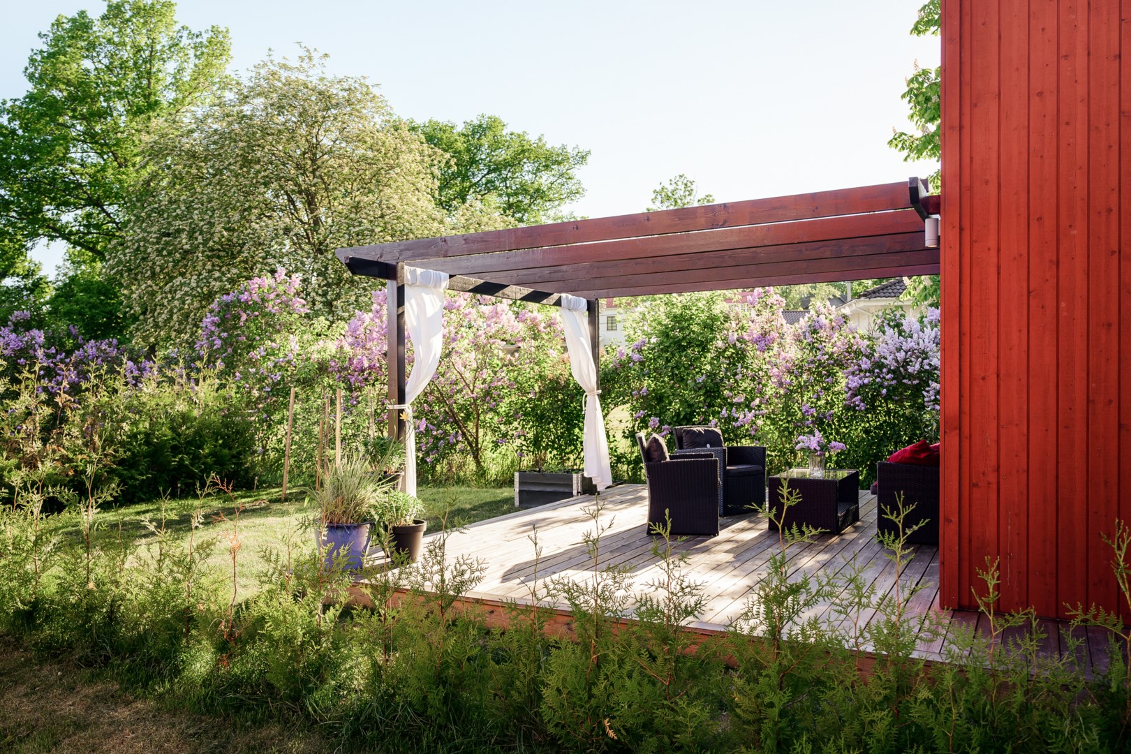 terrasse avec pergola petite maison 33m2 façade rouge terrasse avec pergola petite maison 33m2 façade rouge