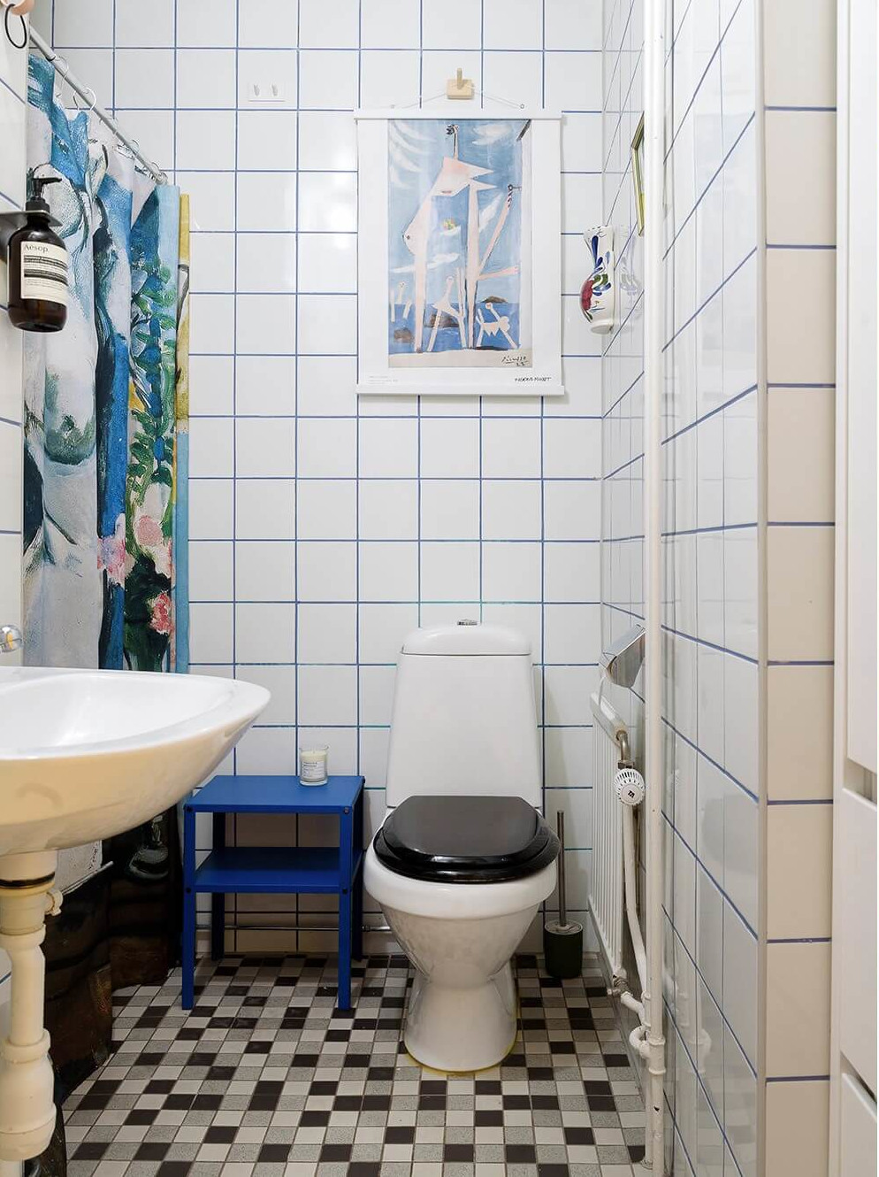 salle de bain vintage carrelage blanc joints bleus