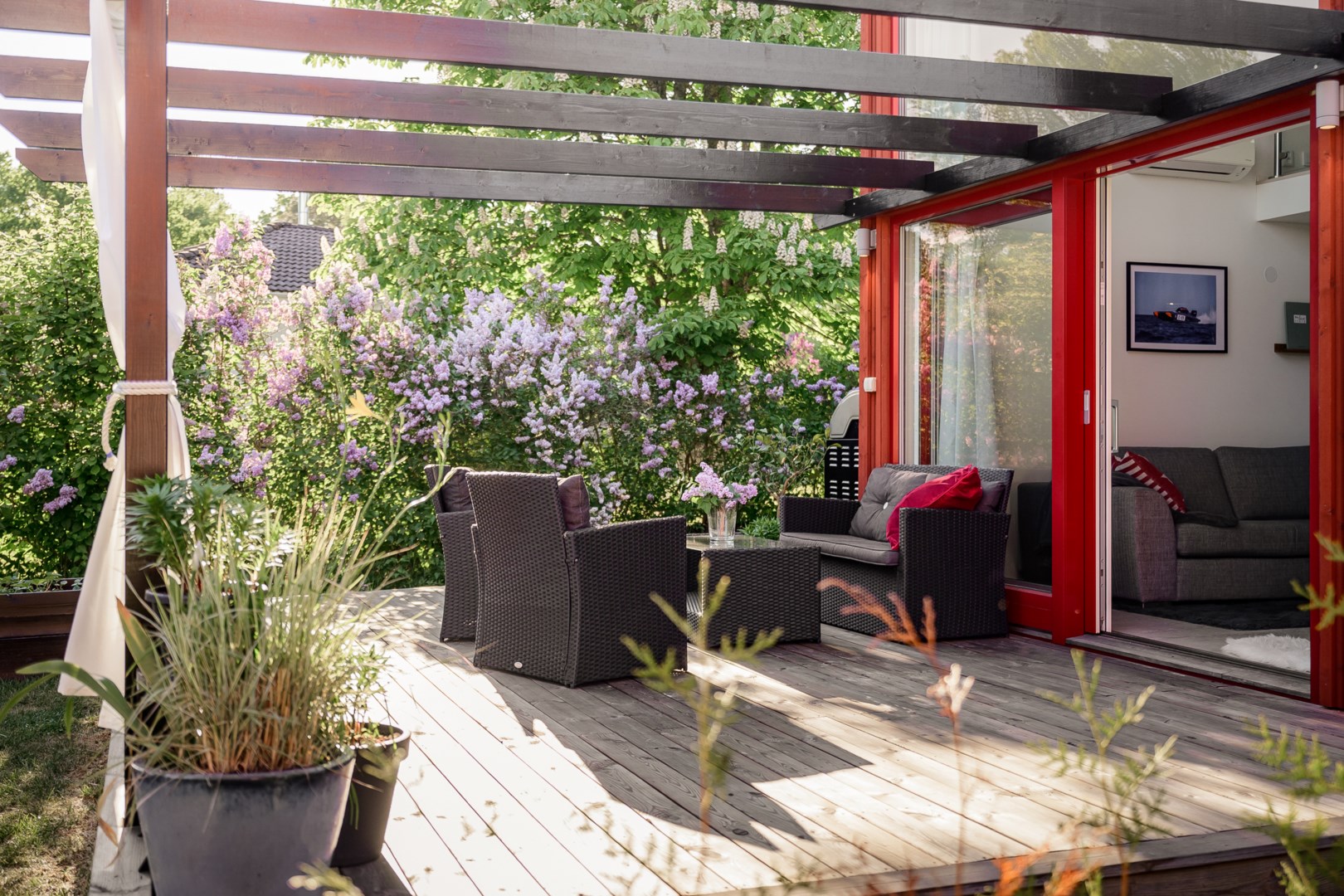 terrasse avec pergola petite maison 33m2 façade rouge terrasse avec pergola petite maison 33m2 façade rouge