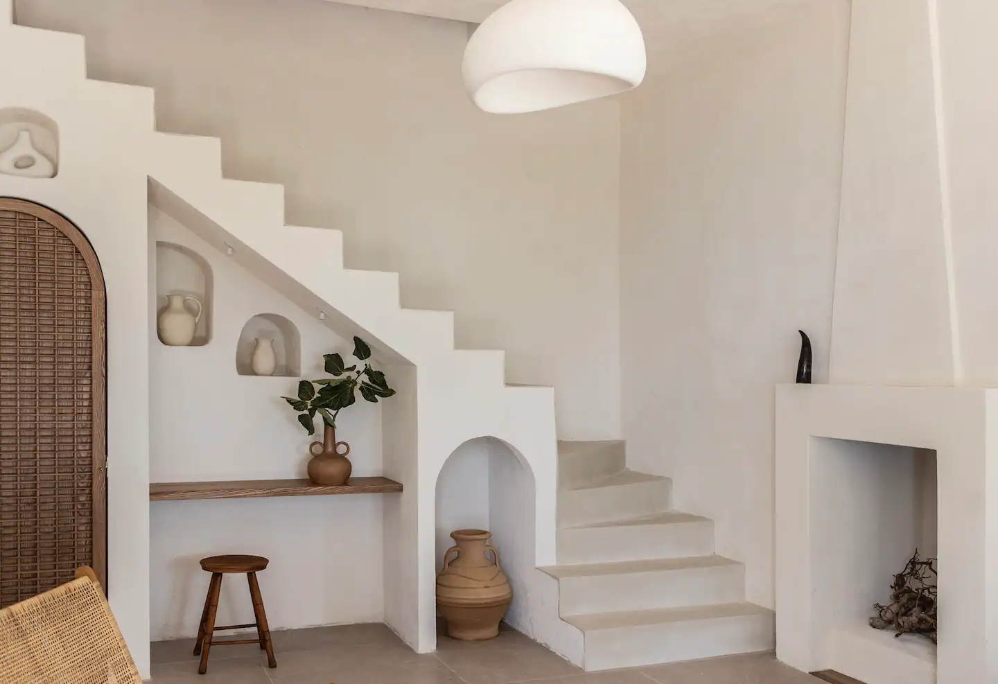 salon avec escalier maçonné maison en Grèce