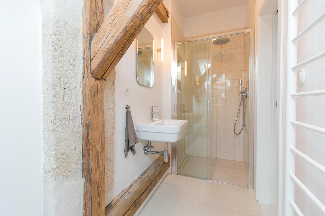 salle de bain appartement mansardé décoration contemporaine blanche salle de bain appartement mansardé décoration contemporaine blanche
