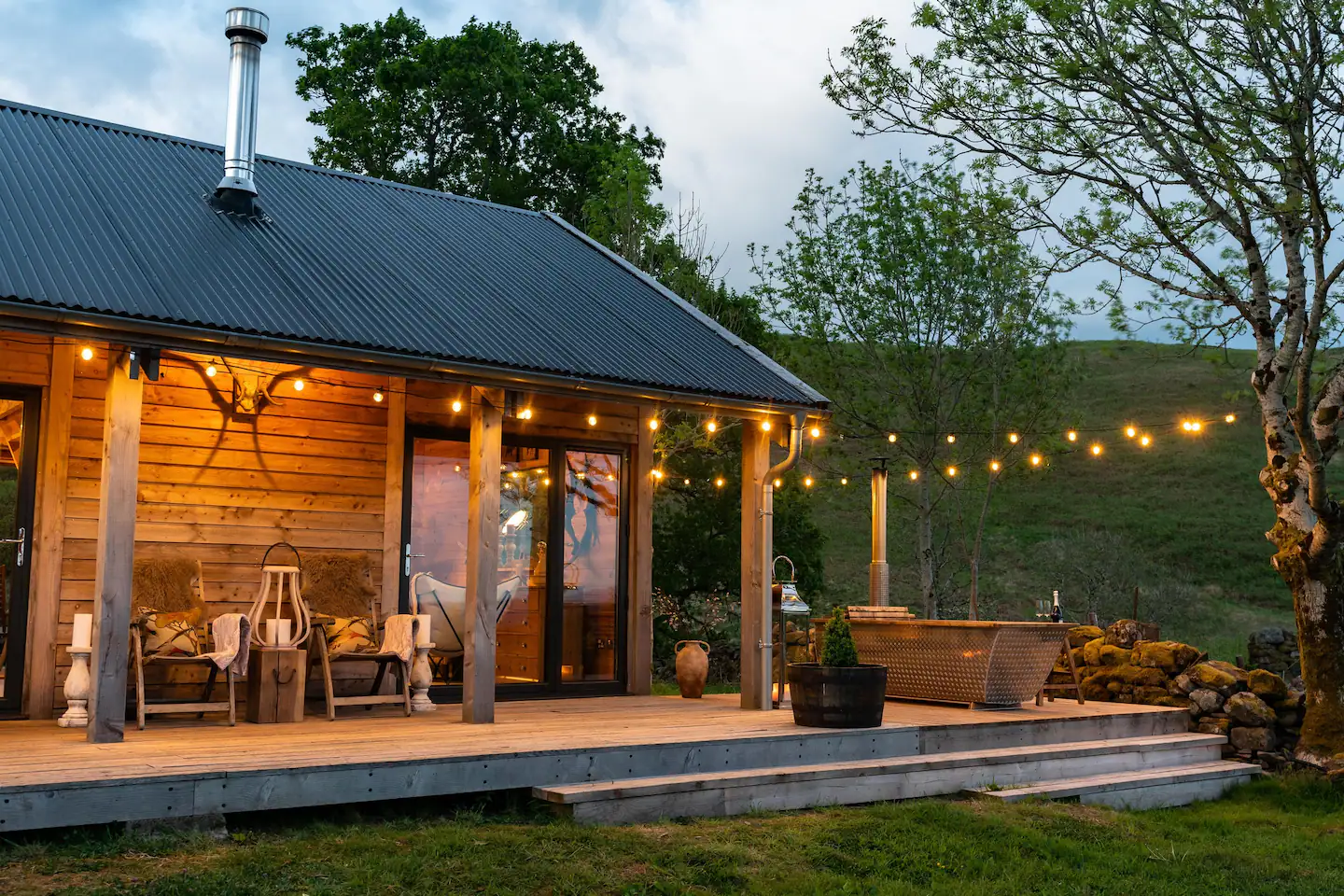 terrasse avec jacuzzi maison en bois The Bothy Écosse terrasse avec jacuzzi maison en bois The Bothy Écosse