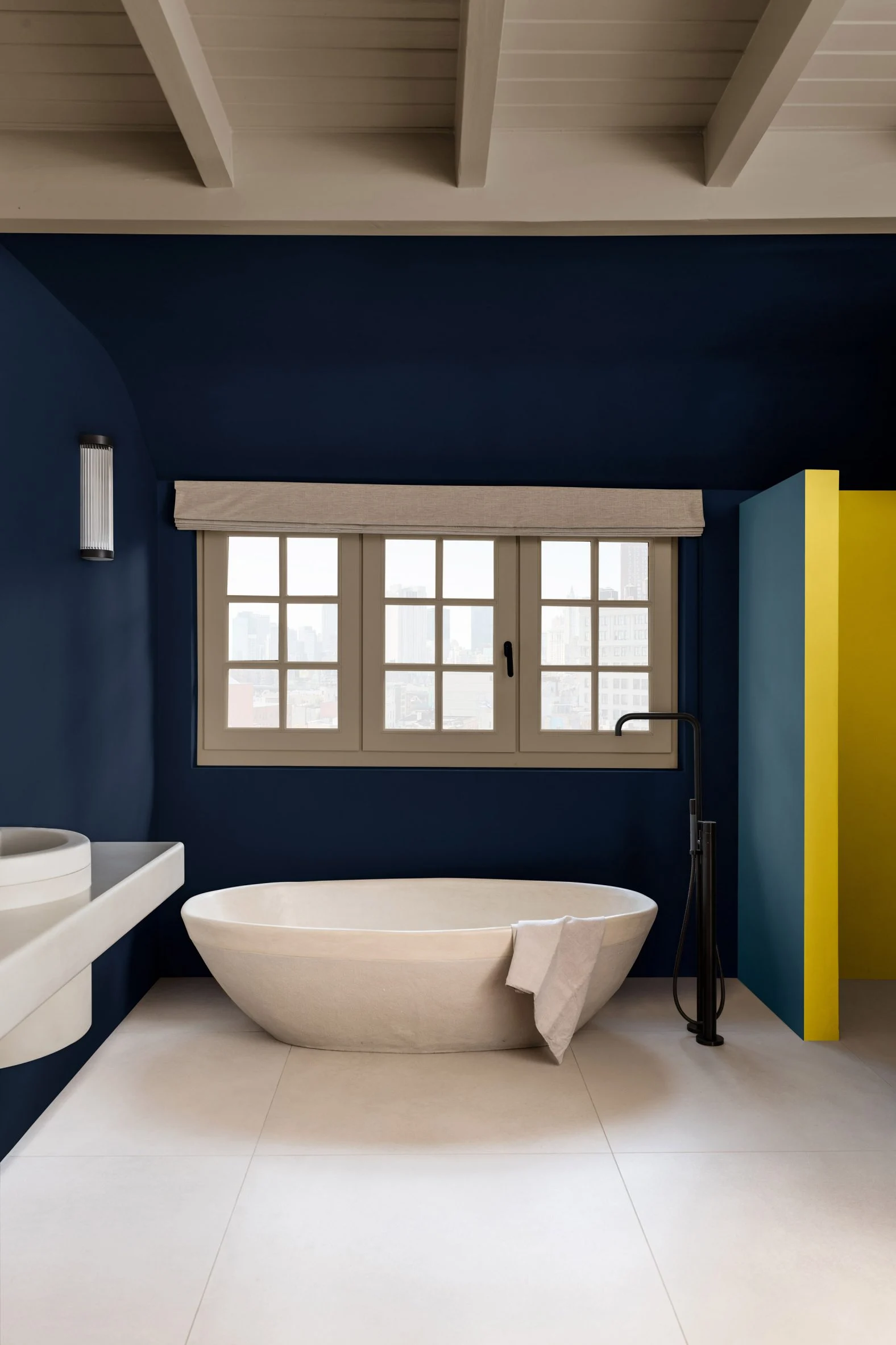 salle de bain douche jaune Eclat de Joie Dulux valentine couleur de l'année 2025