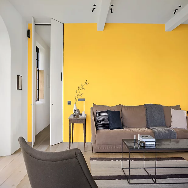 salon mur jaune Eclat de Joie Dulux valentine couleur de l'année 2025