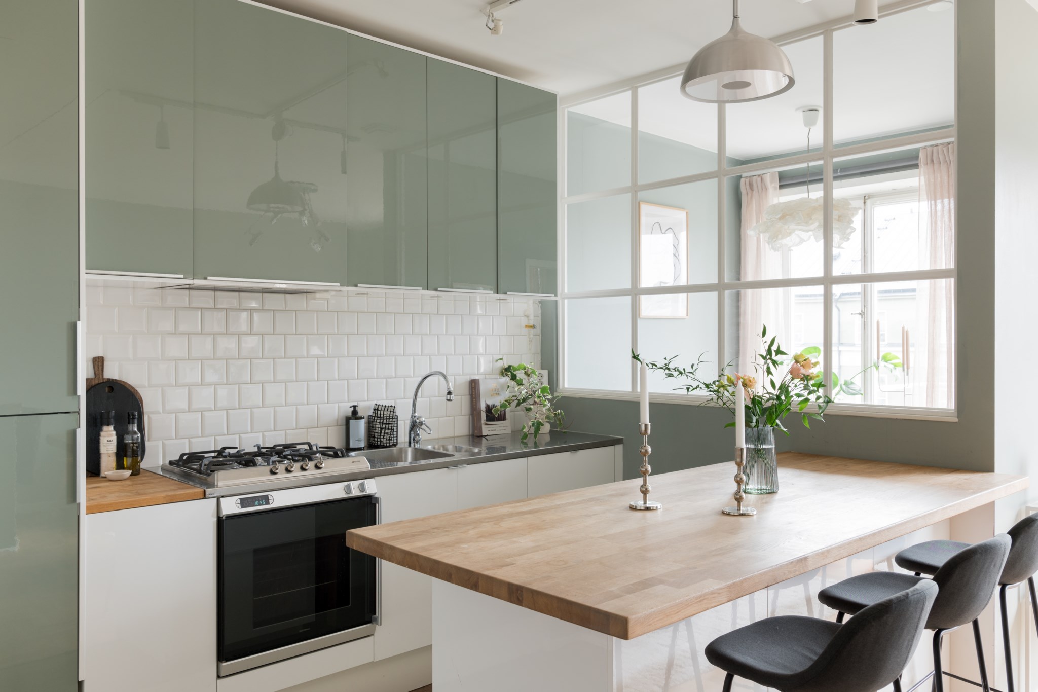 cuisine ouverte verte et blanche deux-pièces 39m2 décoration scandinave cuisine ouverte verte et blanche deux-pièces 39m2 décoration scandinave