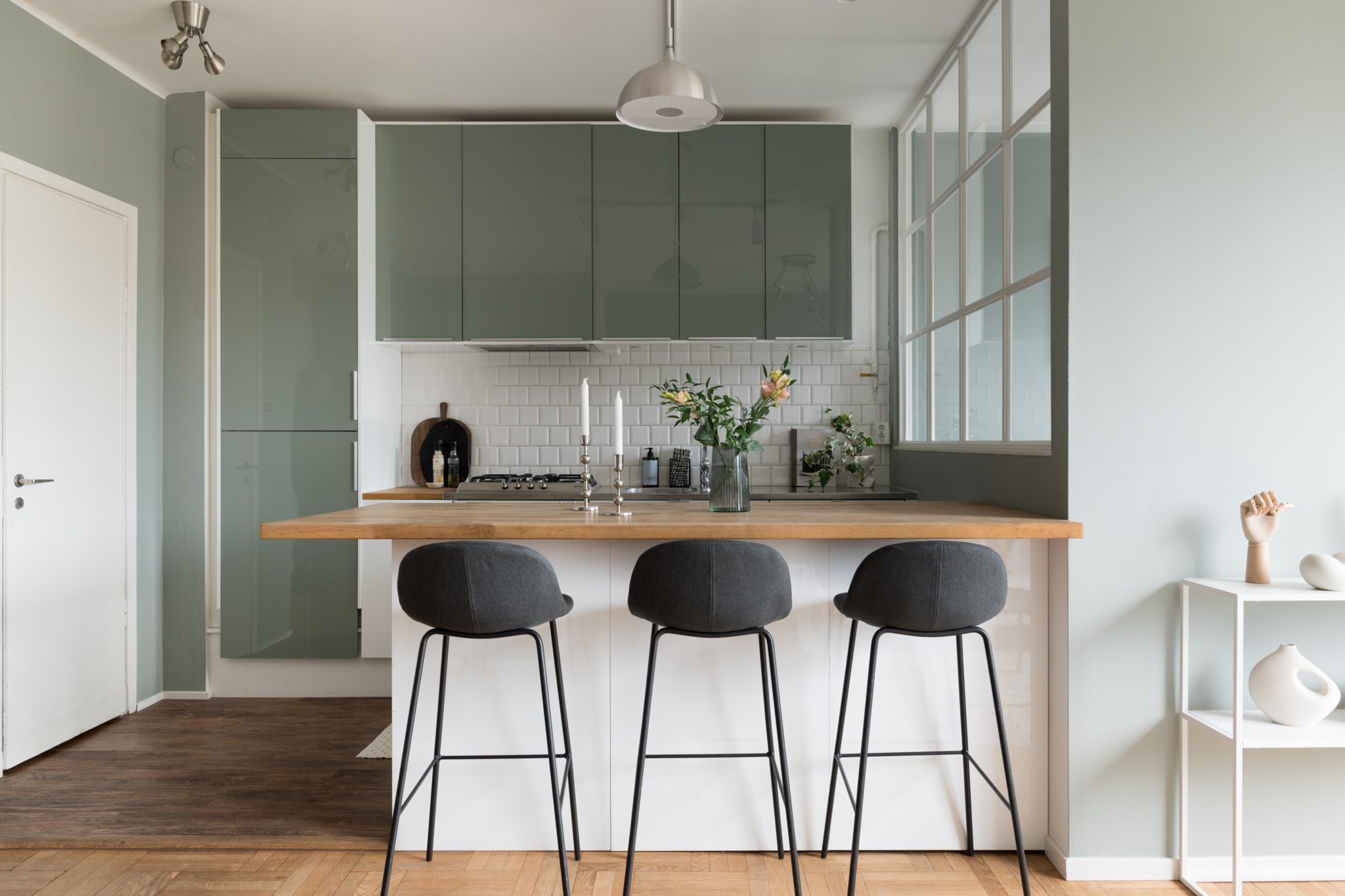 cuisine ouverte verte et blanche deux-pièces 39m2 décoration scandinave cuisine ouverte verte et blanche deux-pièces 39m2 décoration scandinave