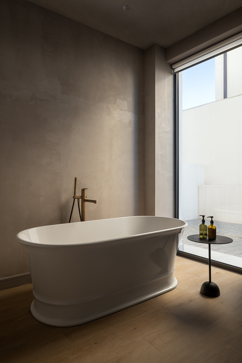 salle de bain avec baignoire îlot