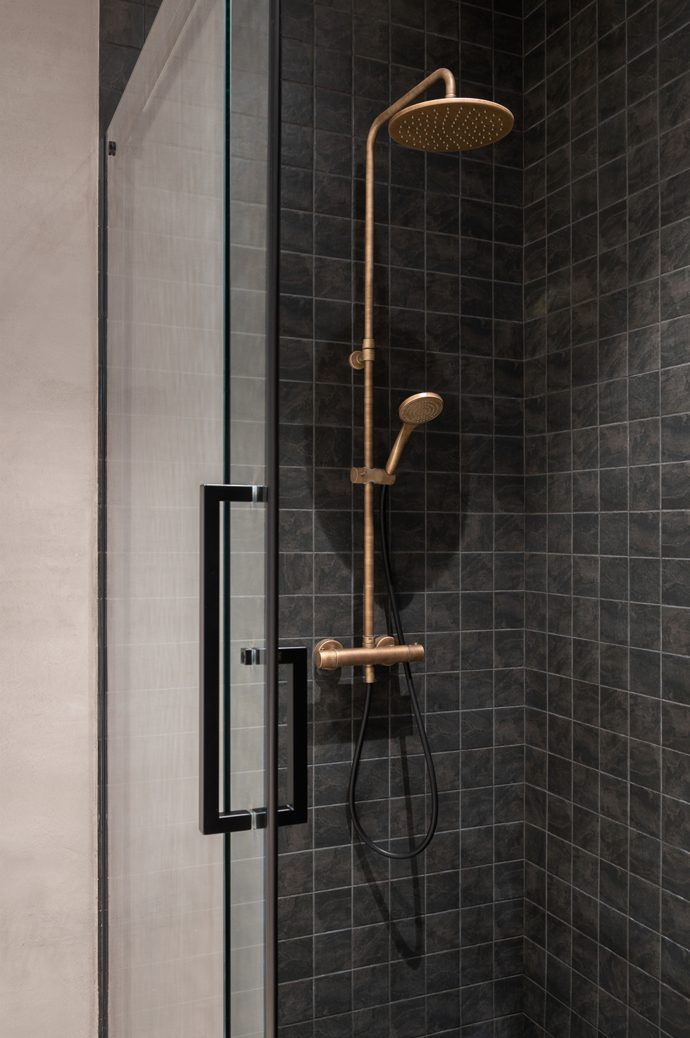 douche carrelage noir