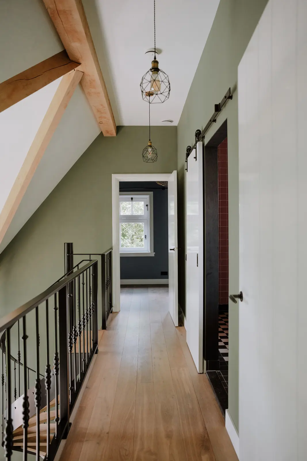 palier murs verts et parquet palier murs verts et parquet