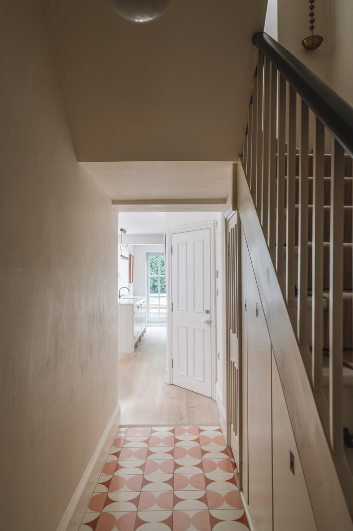 entrée avec escalier et carreaux de ciment blanc et terracotta