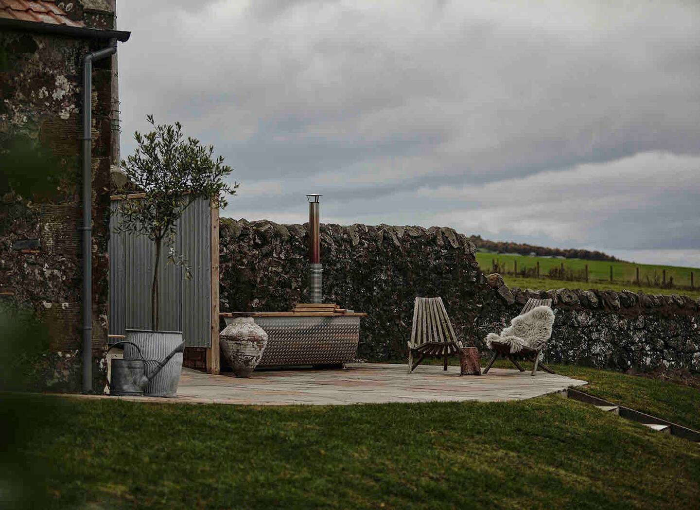 terrasse avec baignoire extérieure Hikki