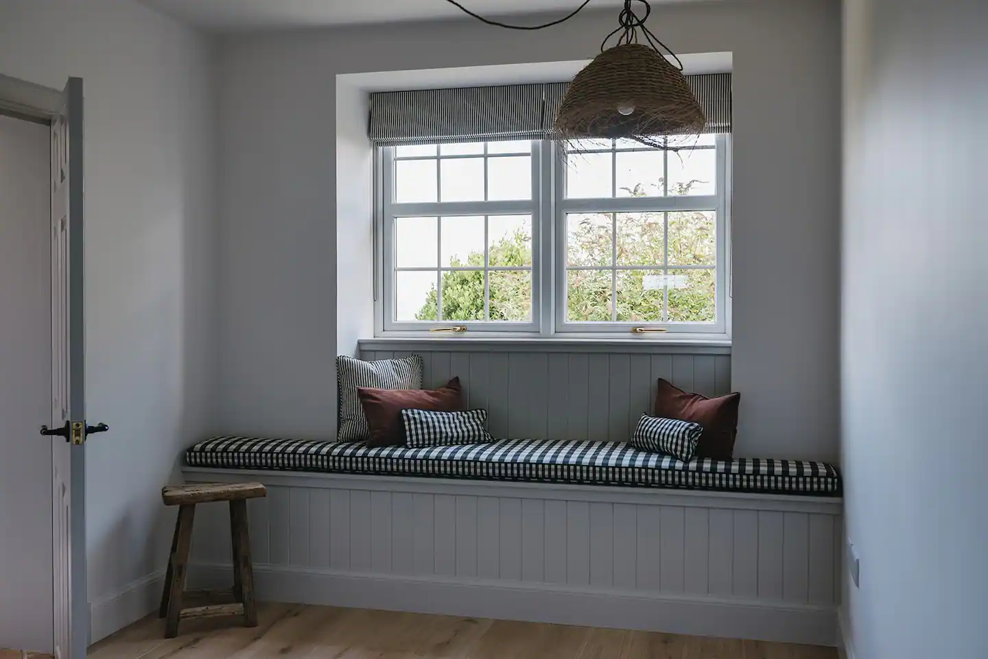 banc sous fenêtre