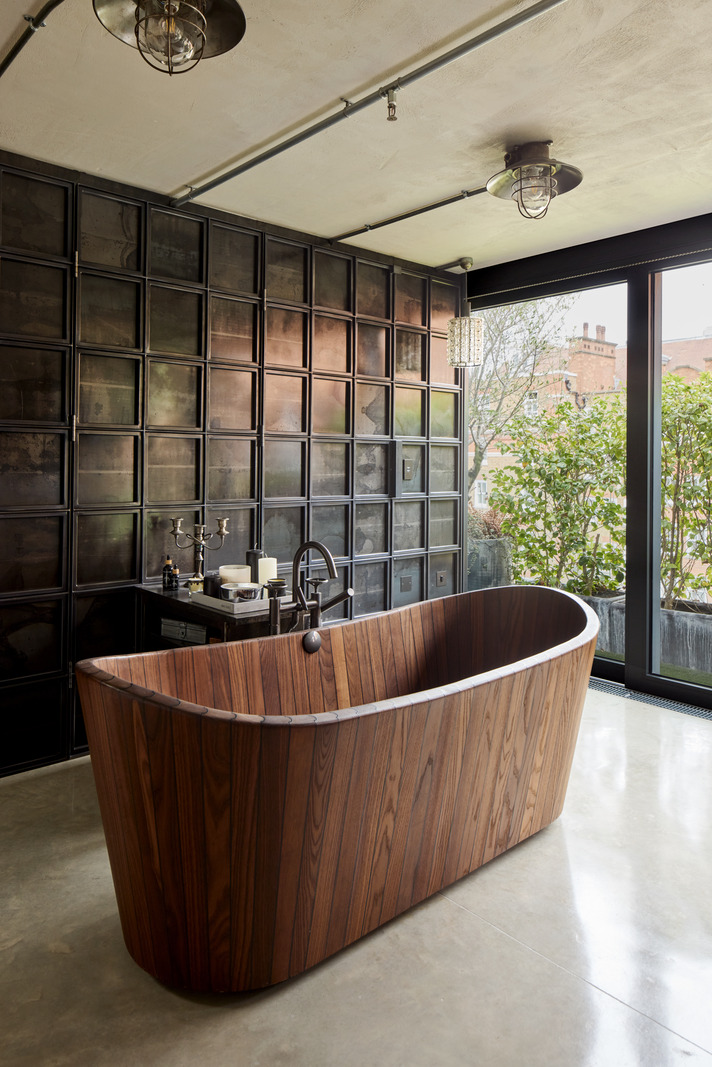 salle de bain loft Londres avec baignoire japonaise en bois salle de bain loft Londres avec baignoire japonaise en bois