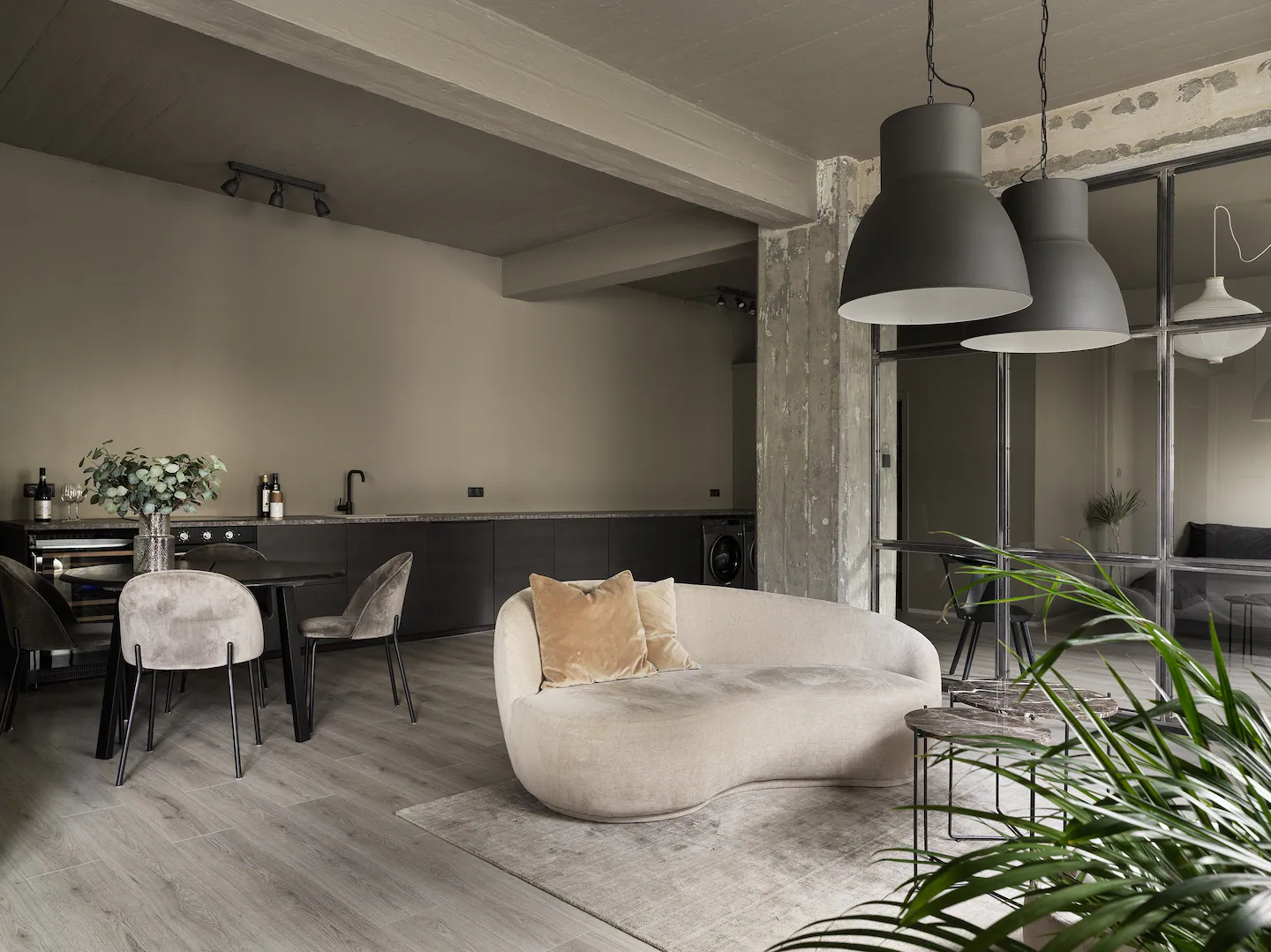 salon gris décoration design avec verrière acier loft Islande