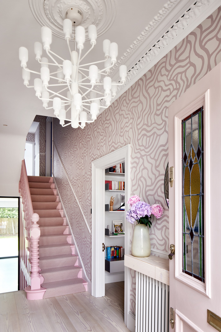 entrée avec escalier peint en rose entrée avec escalier peint en rose