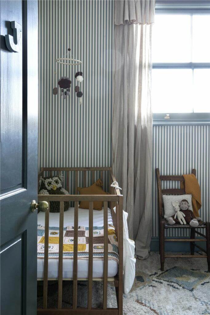 chambre enfant papier-peint à rayures bleu et blanc