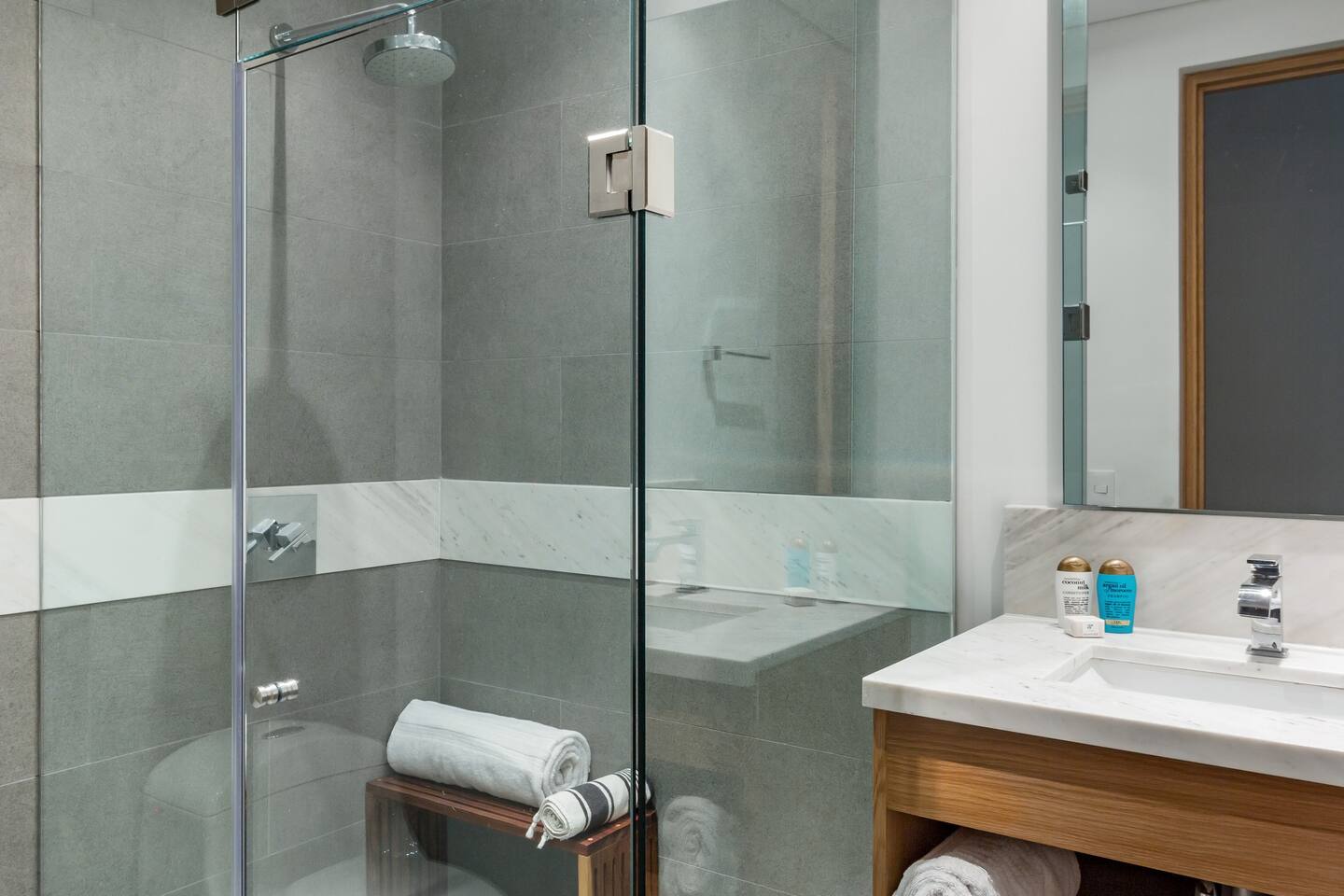 salle de bain design grise et bois