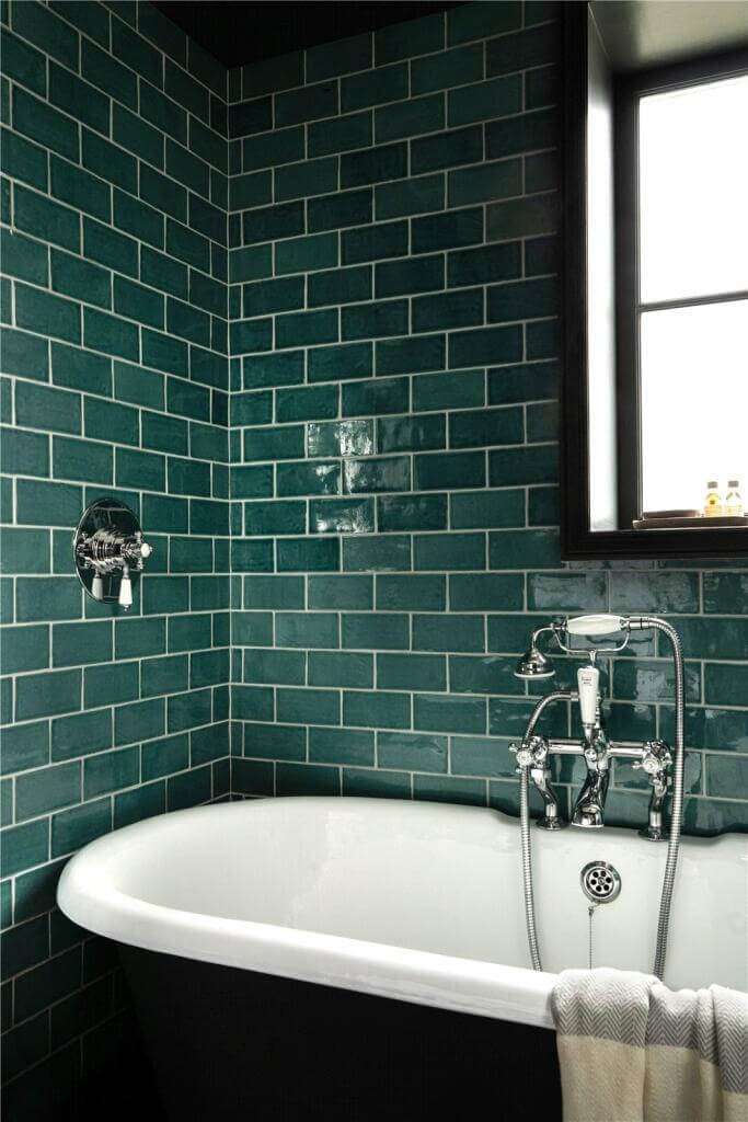salle de bain carrelage vert baignoire rétro