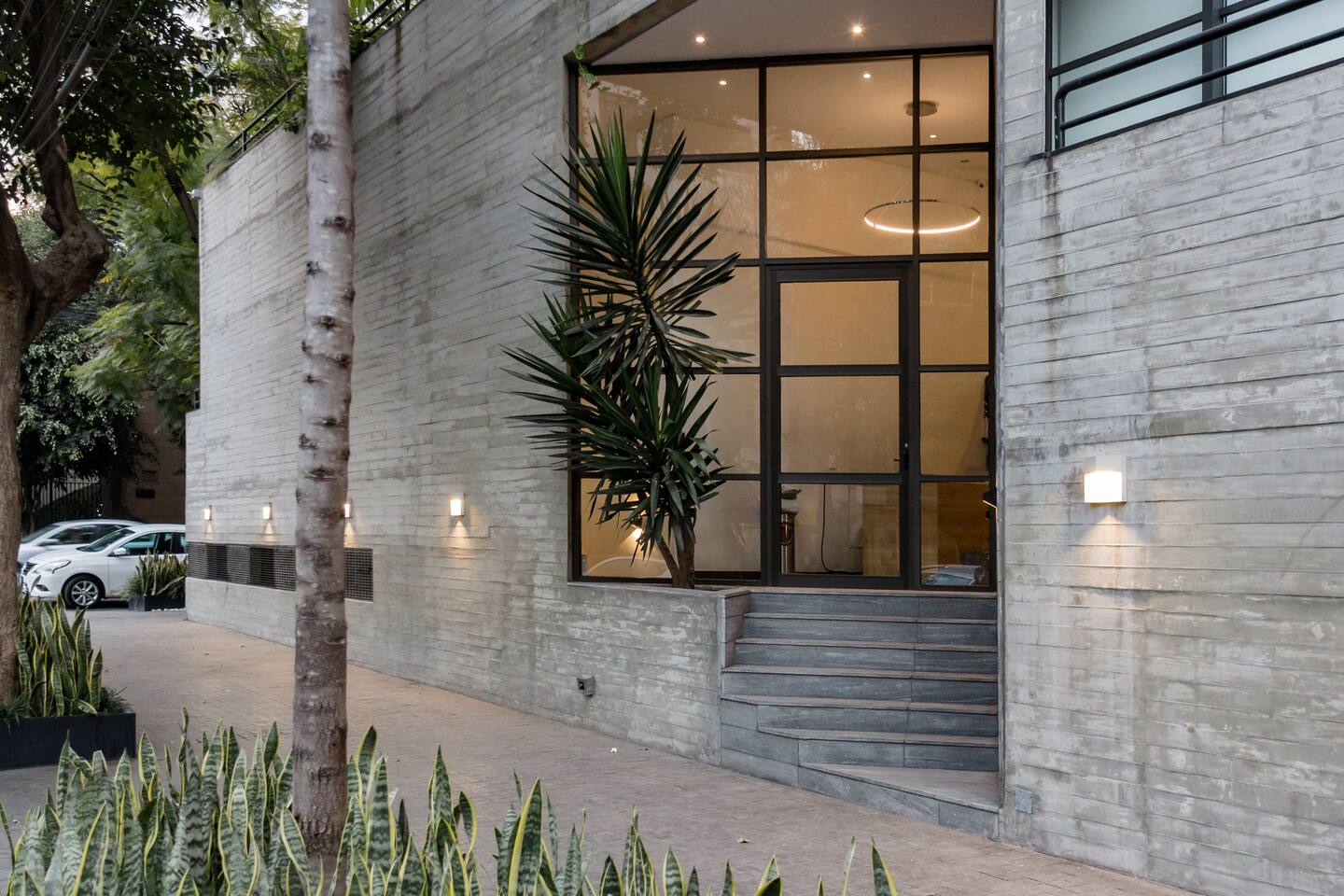 immeuble moderne façade grise