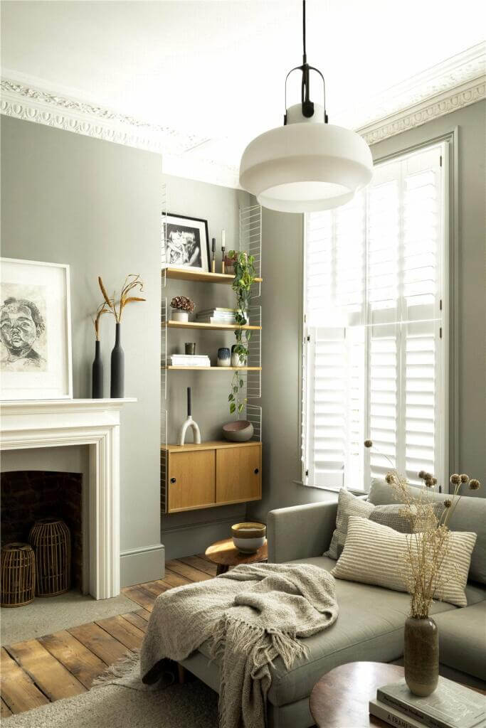 salon avec cheminée et moulures décoration contemporaine