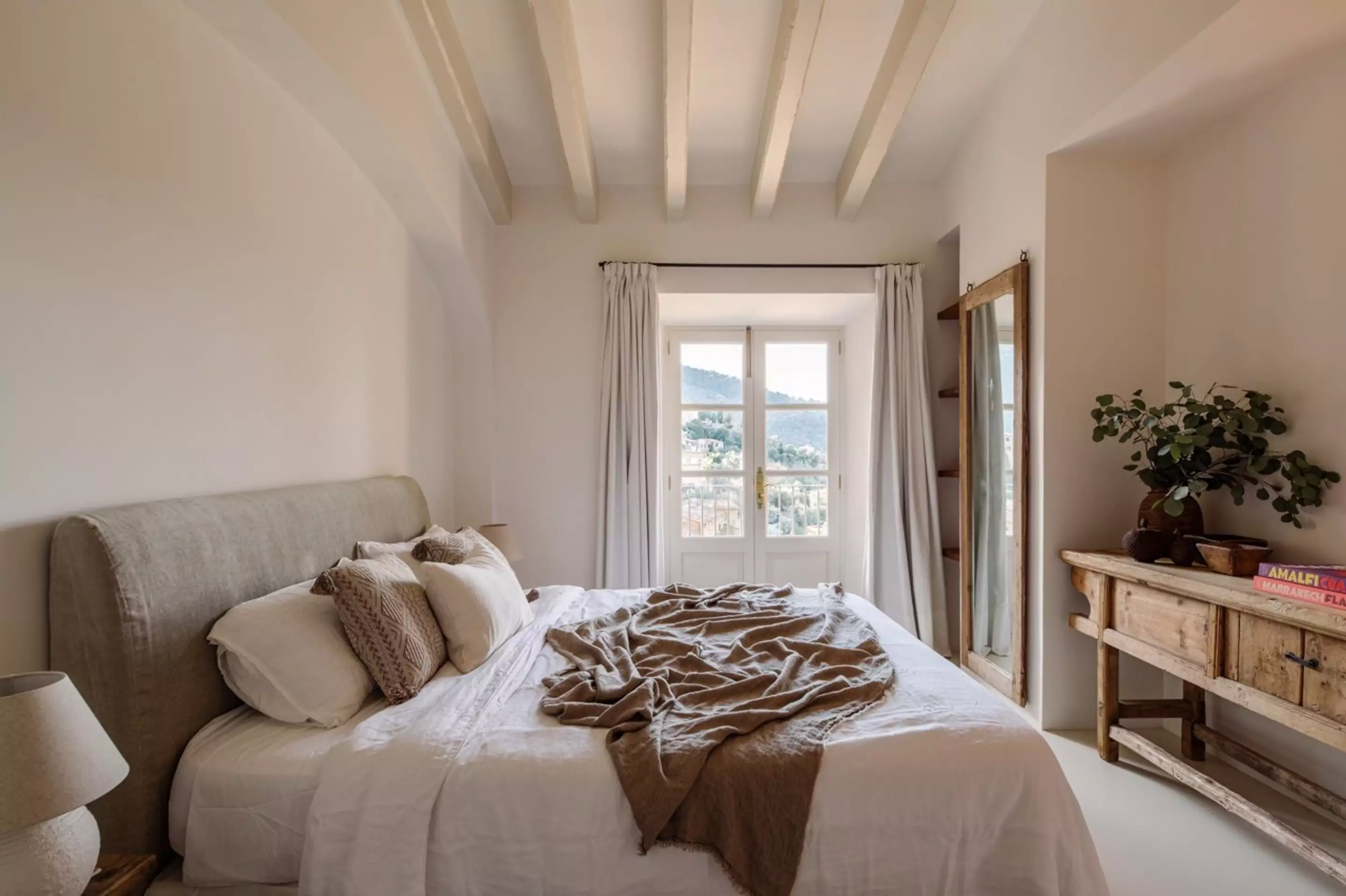 chambre poutres blanches décoration rustique chic Villa Real Majorque chambre poutres blanches décoration rustique chic Villa Real Majorque