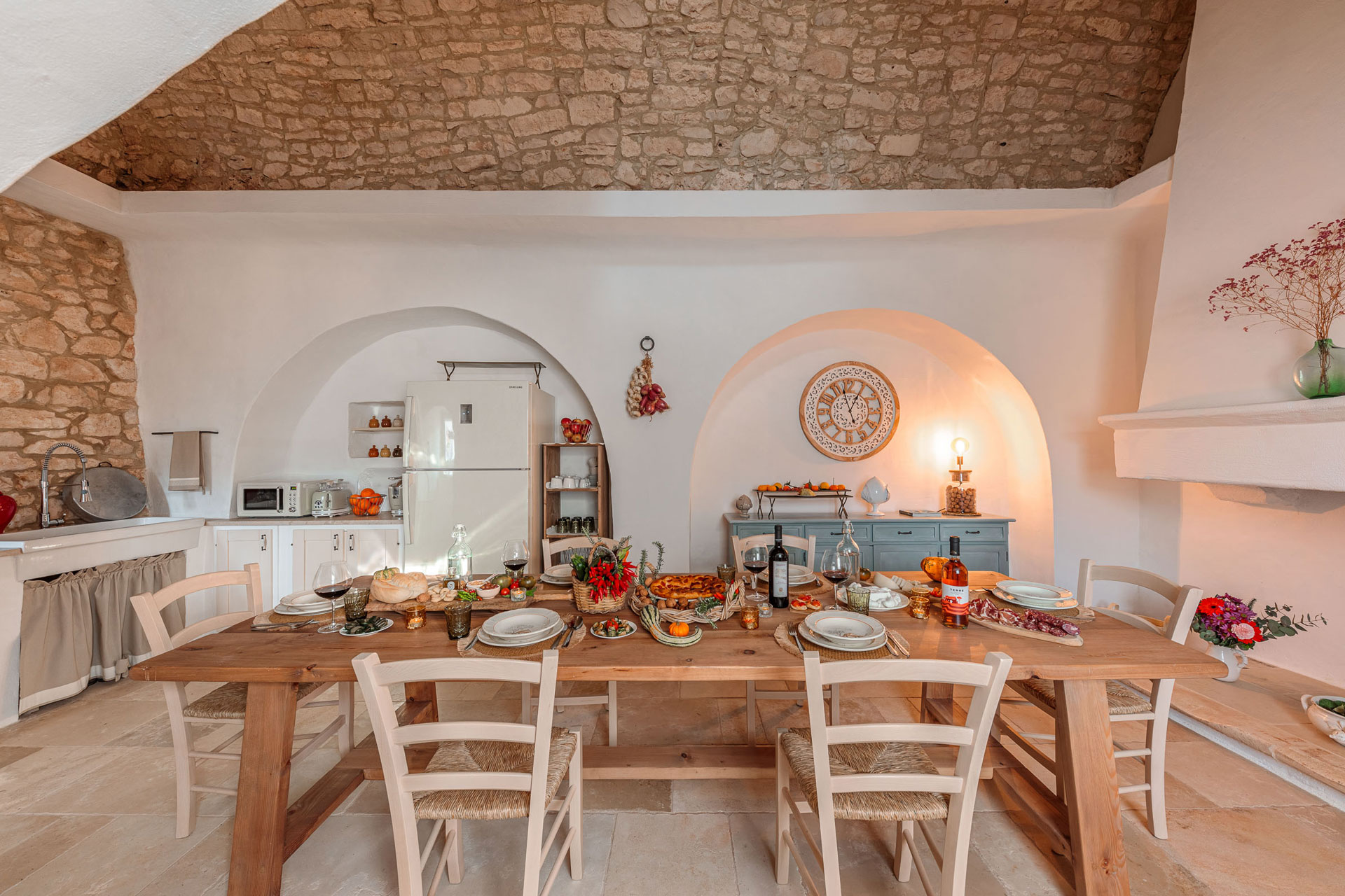 cuisine et salle à manger voûtée trullo Pouilles Masseria Le Monache cuisine et salle à manger voûtée trullo Pouilles Masseria Le Monache