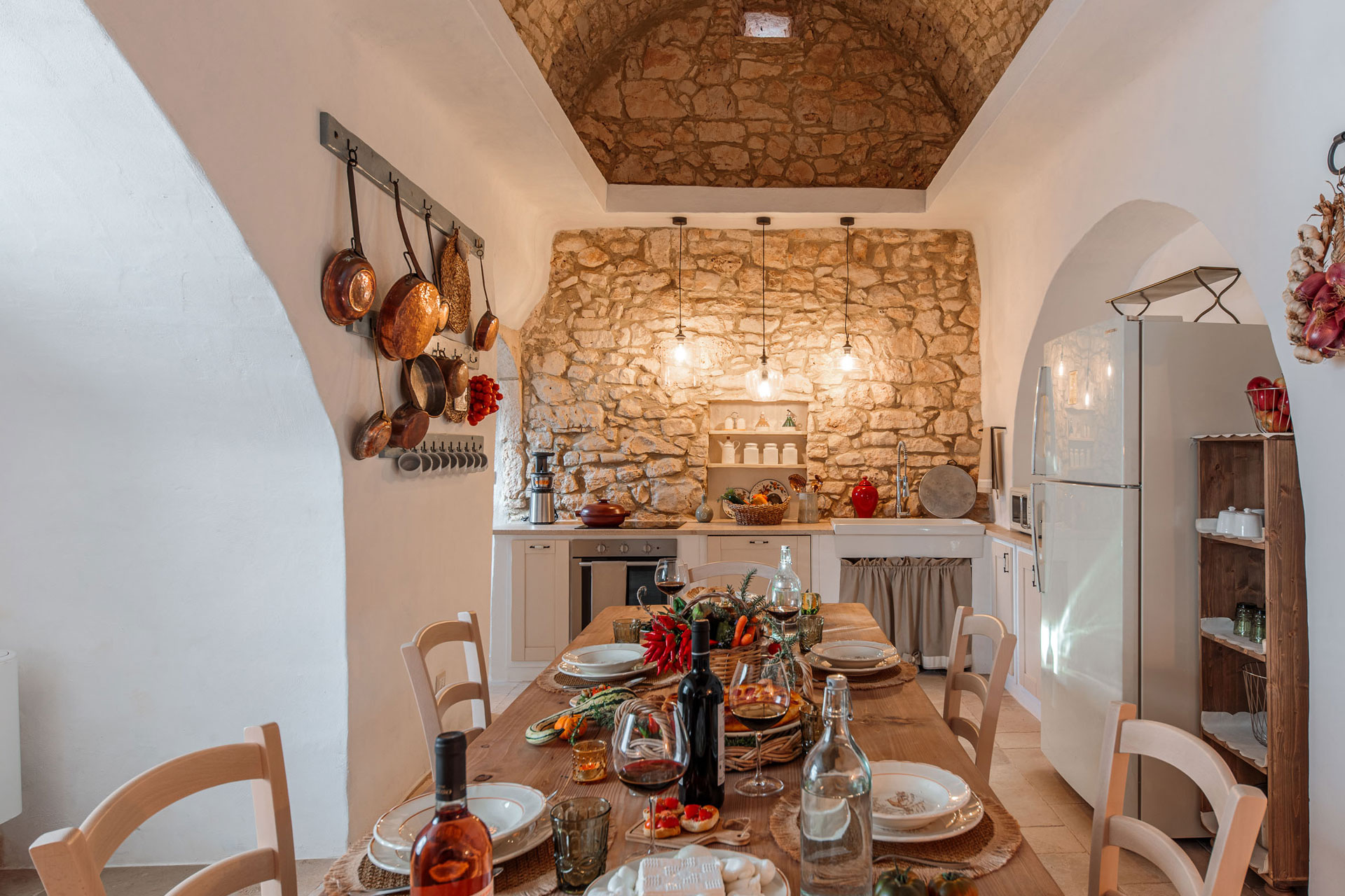 cuisine et salle à manger voûtée trullo Pouilles Masseria Le Monache cuisine et salle à manger voûtée trullo Pouilles Masseria Le Monache
