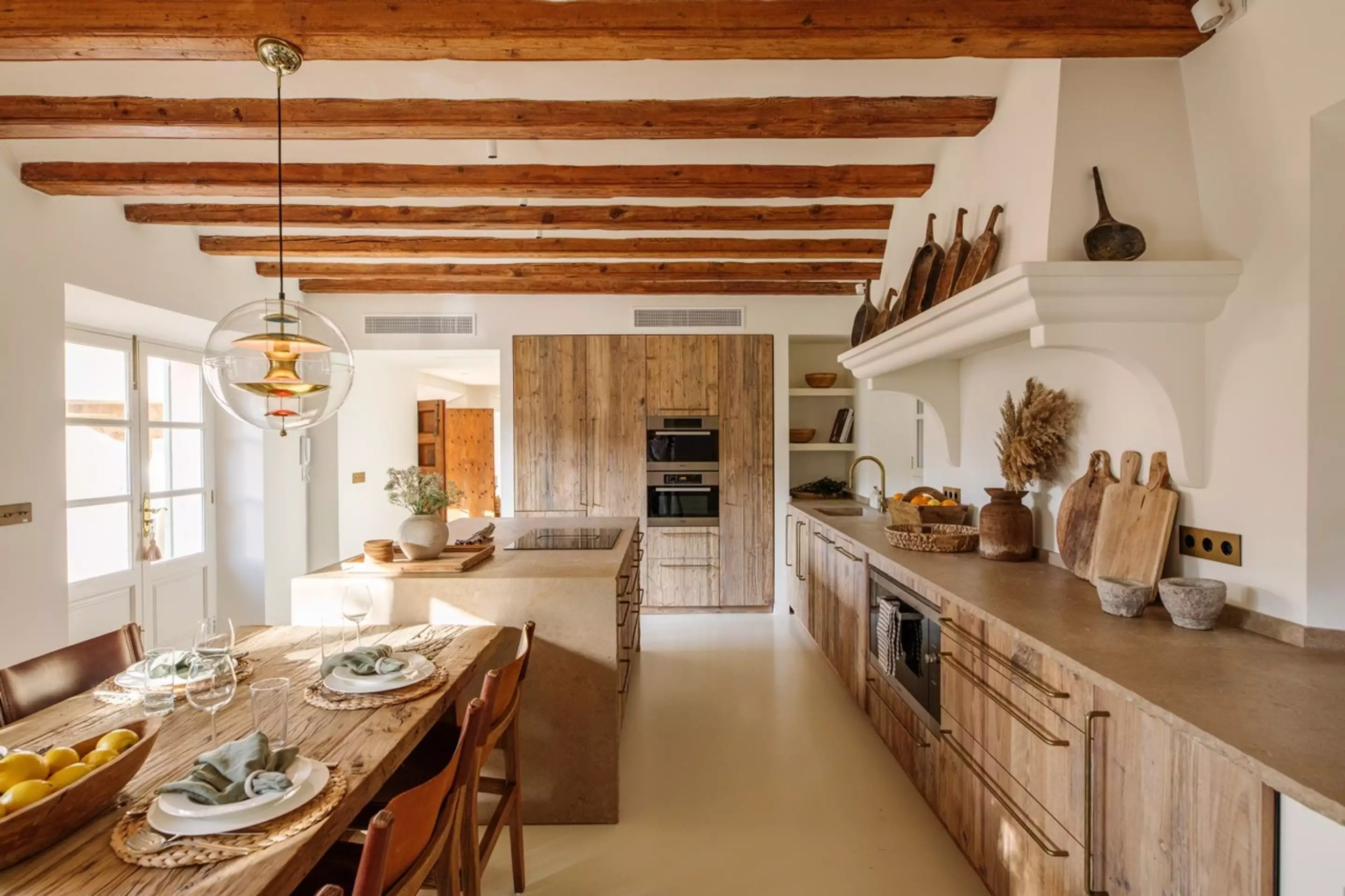cuisine en bois décoration rustique chic maison en pierres avec piscine Villa Real Majorque cuisine en bois décoration rustique chic maison en pierres avec piscine Villa Real Majorque