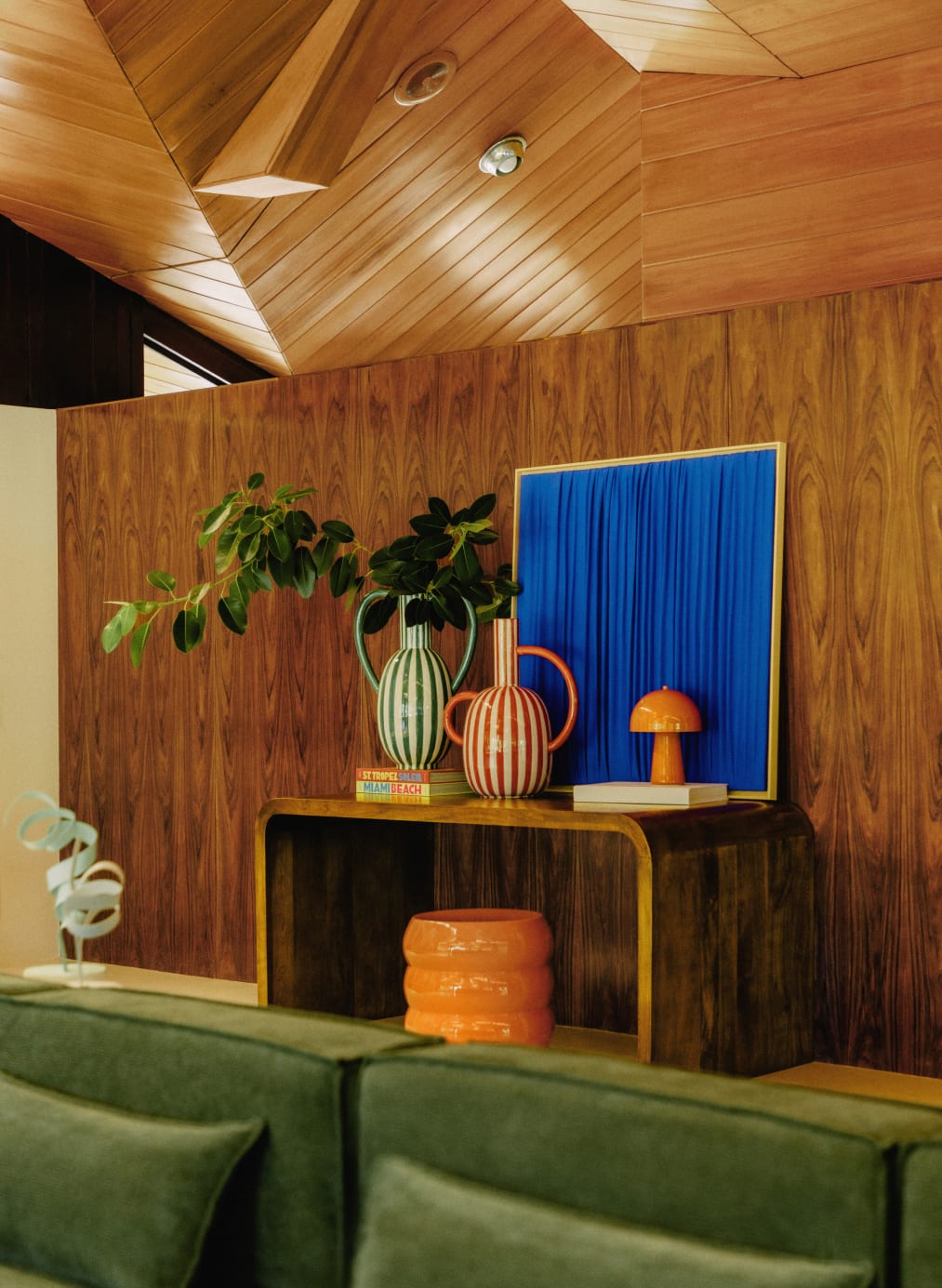 salon canapé velours vert décoration mid-century salon canapé velours vert décoration mid-century