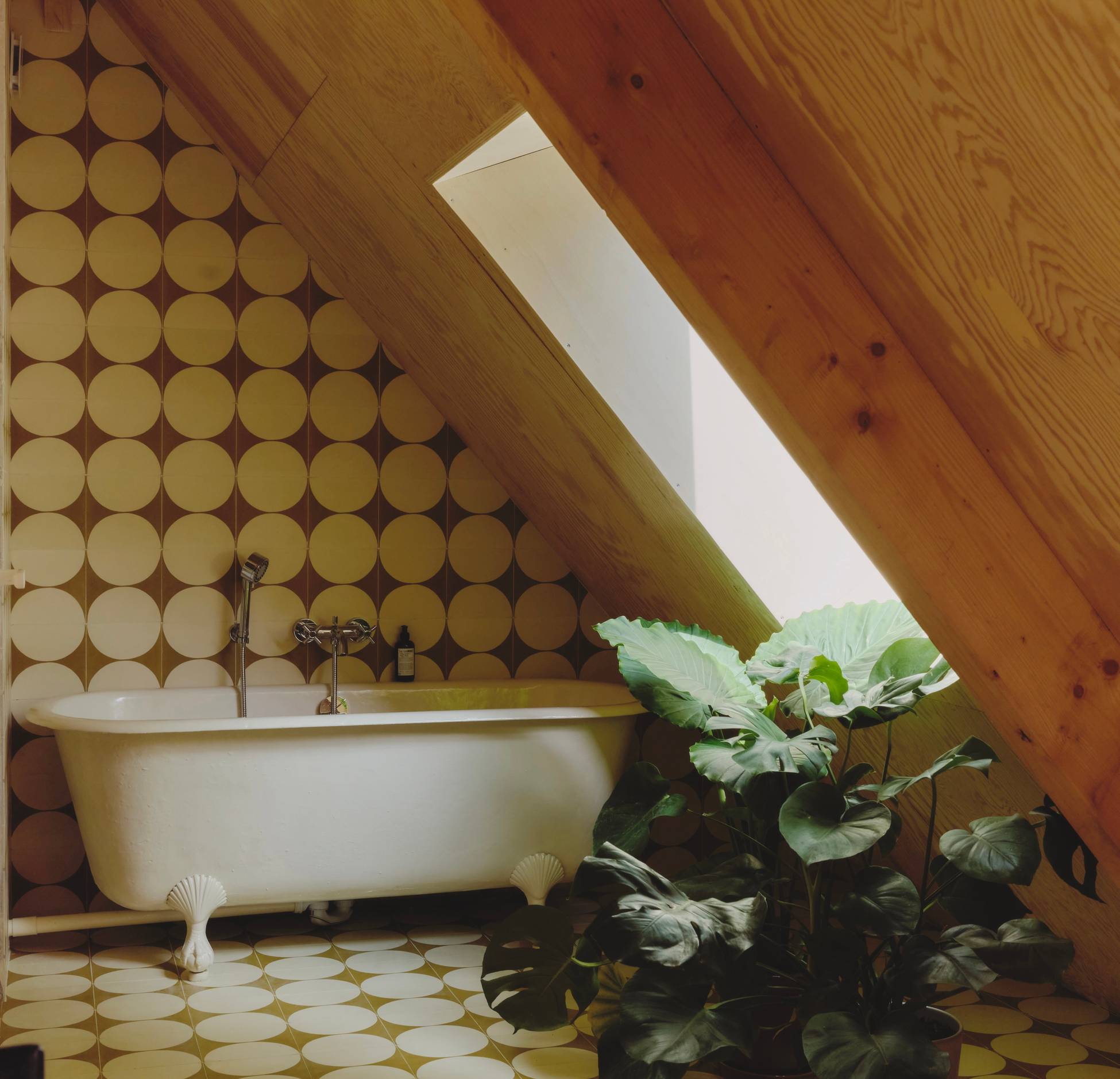 salle de bain mansardée avec velux baignoire pattes de lion Maison Sauvage photo Valentin Le Cron