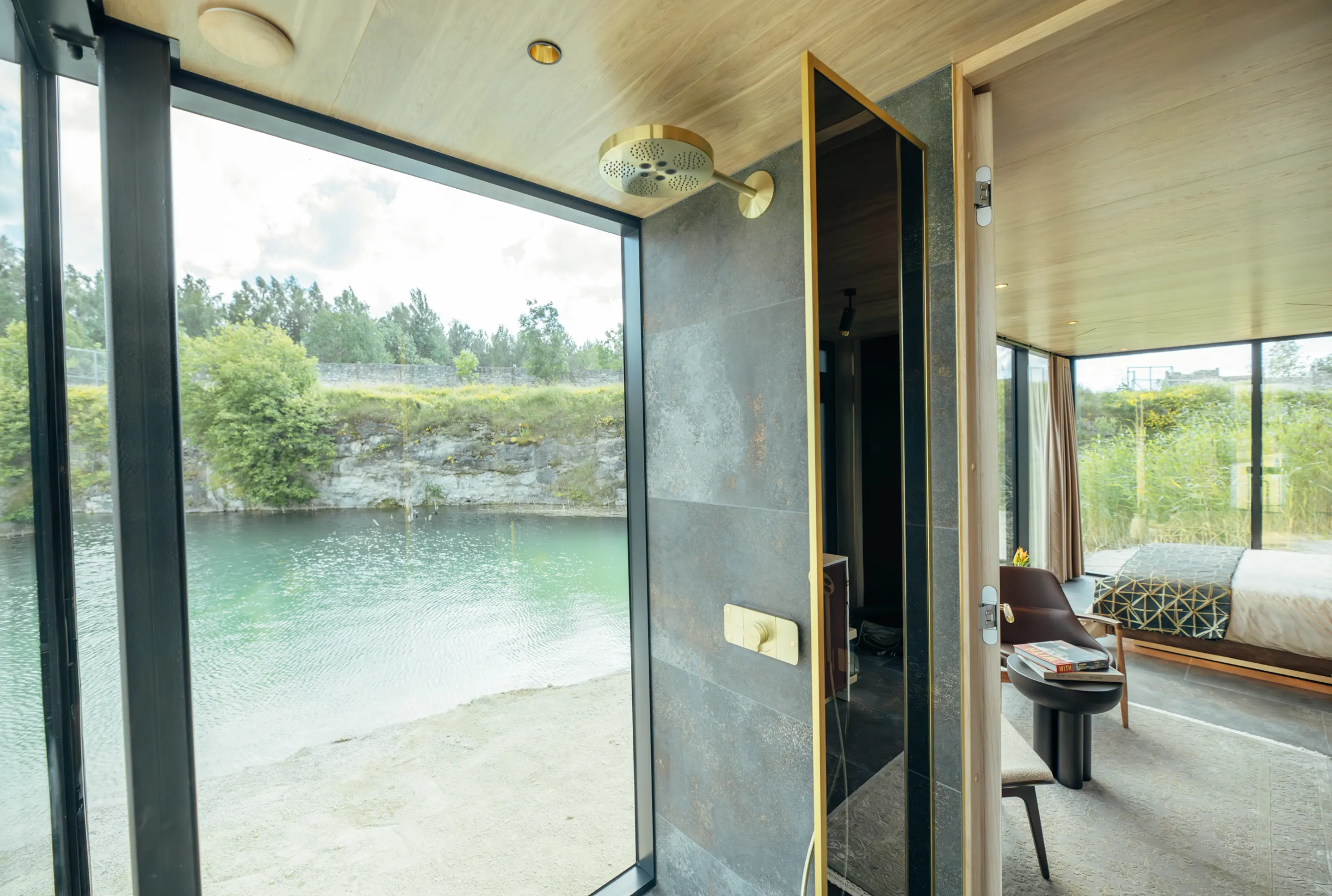 salle de bain baie vitrée petite maison de 26m2 miroir doré ÖÖD Golden House salle de bain baie vitrée petite maison de 26m2 miroir doré ÖÖD Golden House