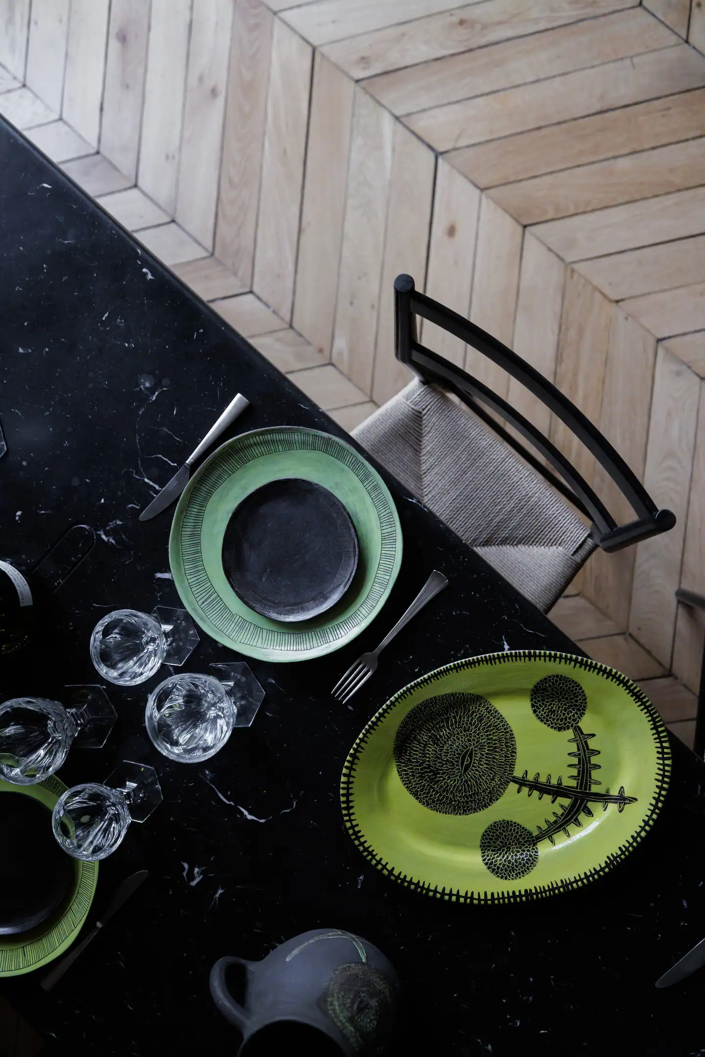 table de salle à manger noire vaisselle verte table de salle à manger noire vaisselle verte