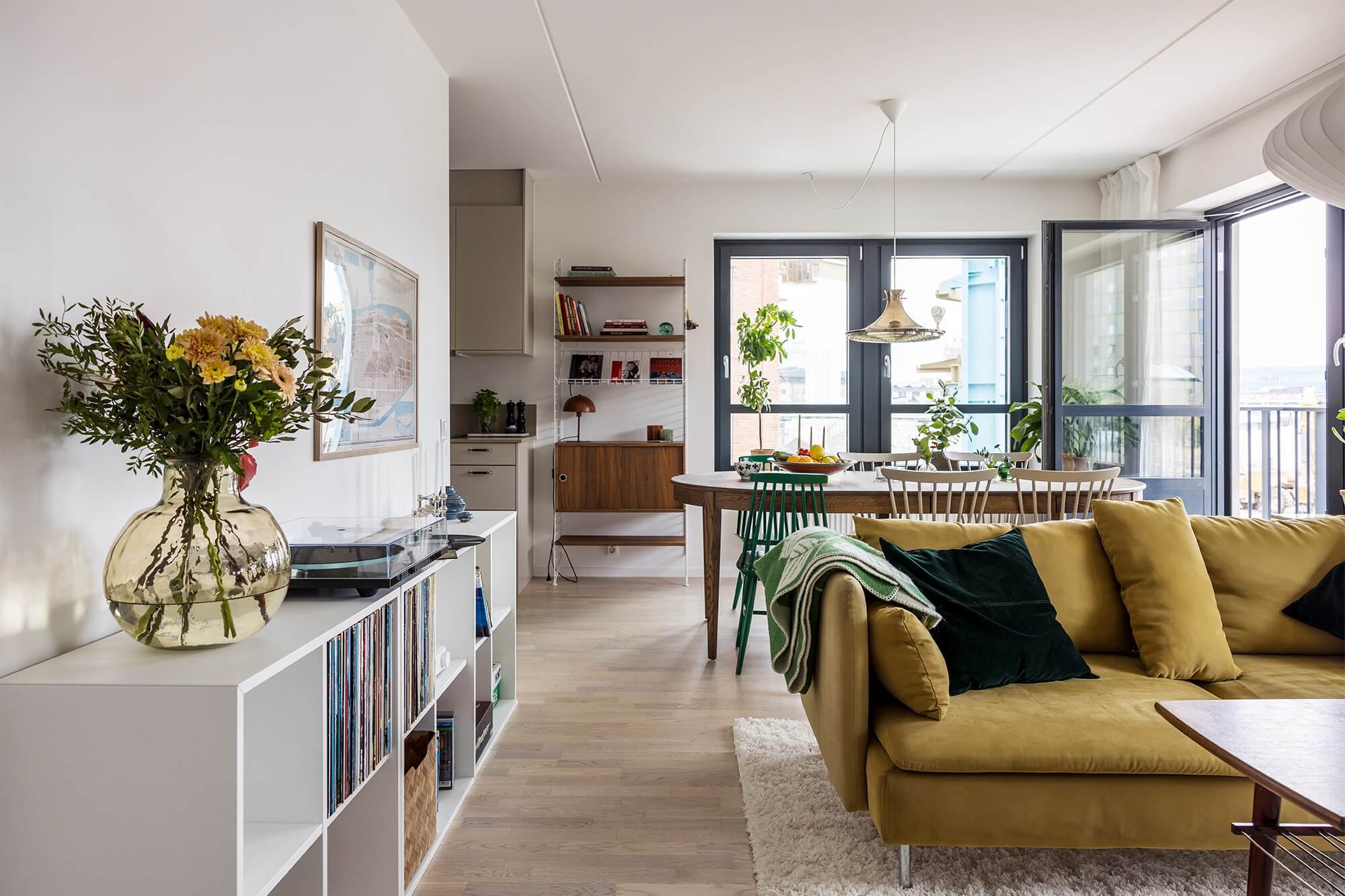 salon canapé jaune appartement décoration contemporaine et scandinave