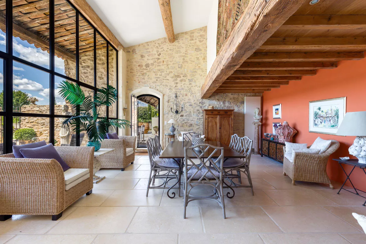 salon avec fenêtre verrière maison en pierres Provence