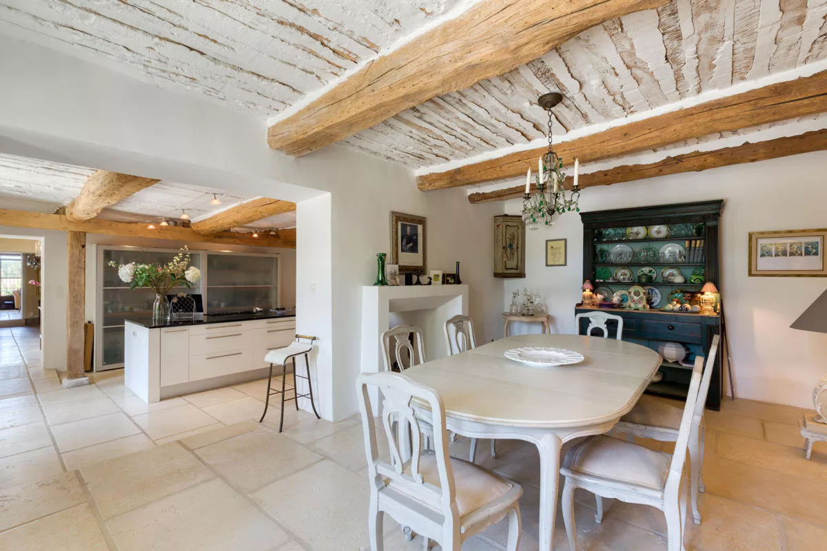 salle à manger et cuisine maison en pierres Provence