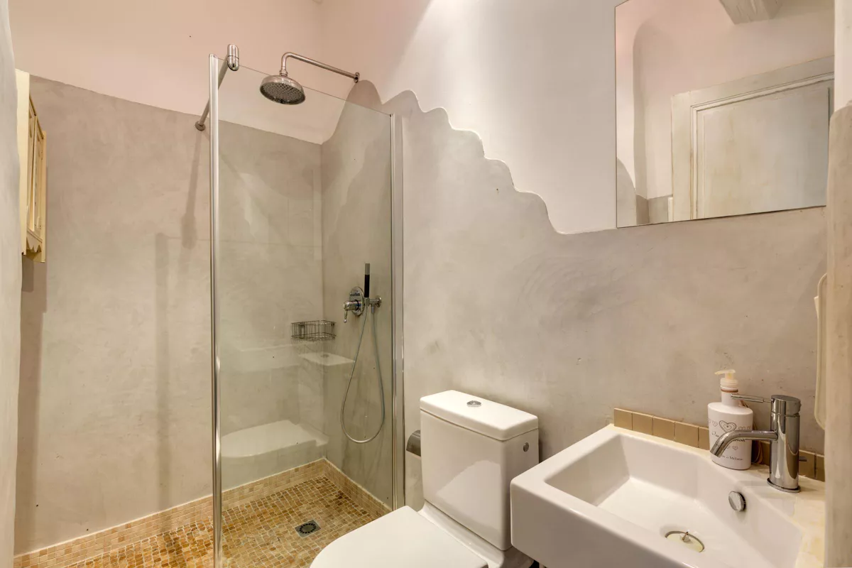 salle de bain murs enduits