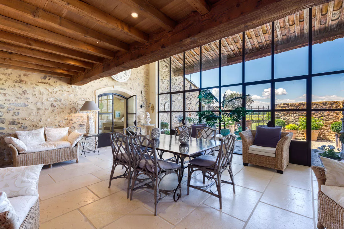 salon avec fenêtre verrière maison en pierres Provence