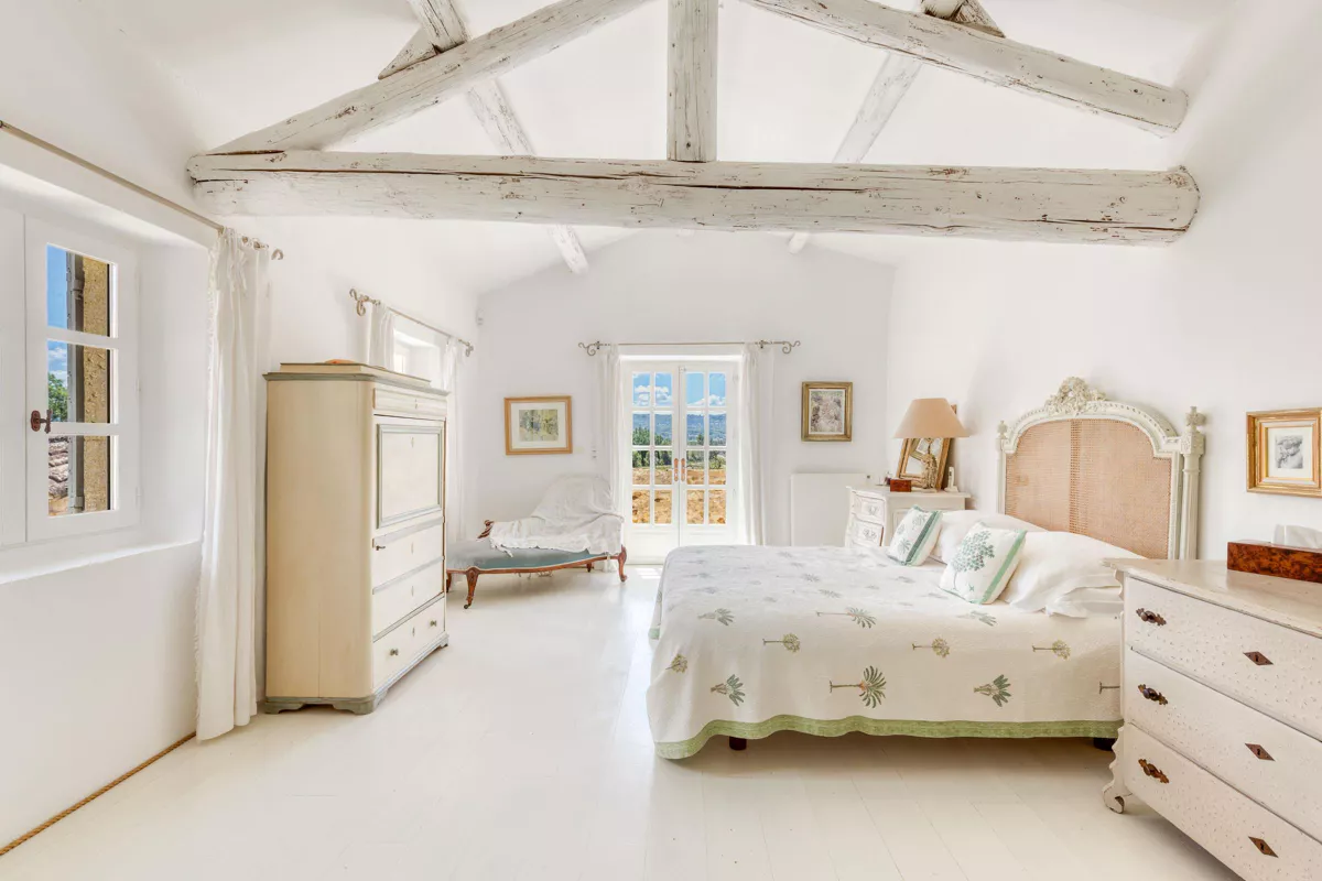 chambre avec poutres maison en pierres Provence