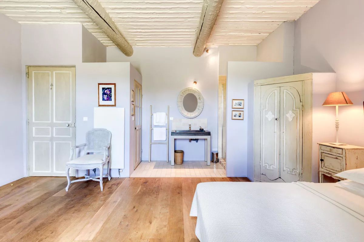 chambre avec poutres maison en pierres Provence
