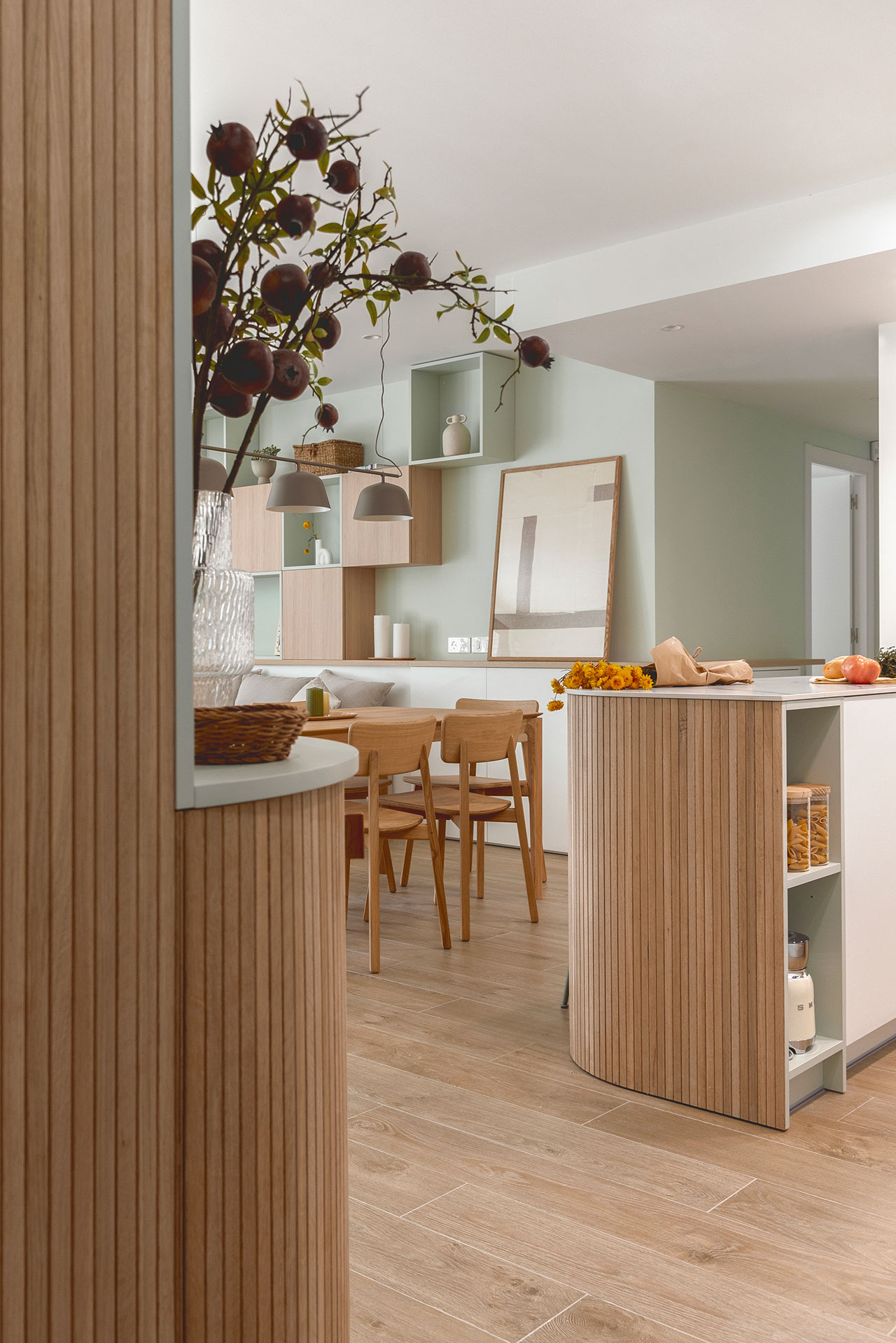 salle à manger verte et bois décoration contemporaine