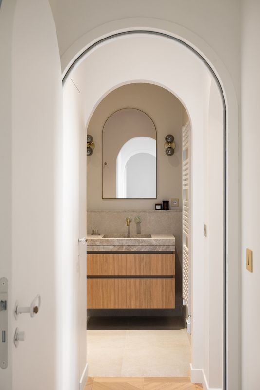 salle de bain grise et bois Photo: ©Cassandre Favaro