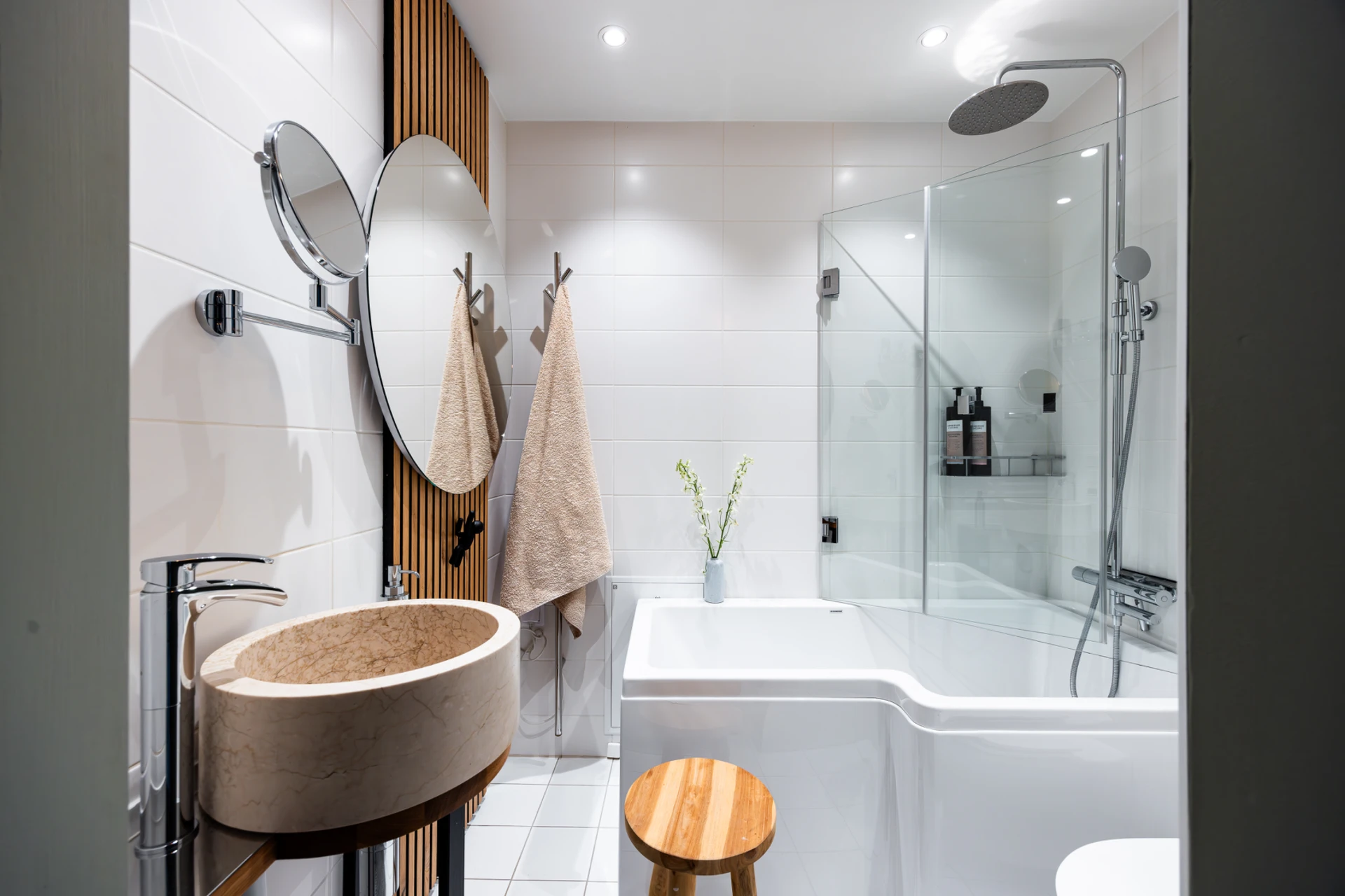 salle de bain avec baignoire douche