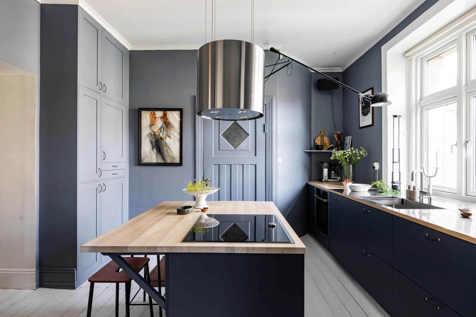 cuisine noire et bois décoration contemporaine murs gris