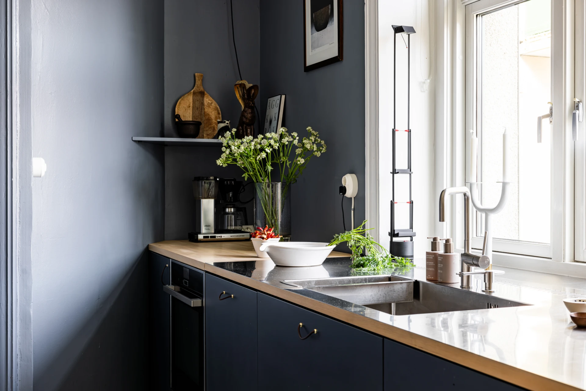 cuisine noire et bois décoration contemporaine murs gris